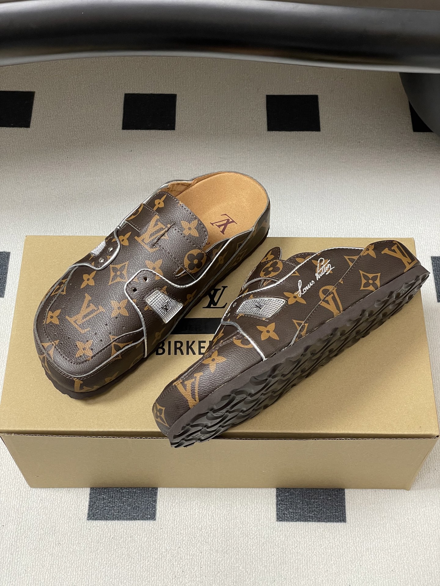 Louis Vuitton 最新 Louis Vuitton × BIRKENSTOCK联名合作款Boston包头软底拖鞋Lv 勃肯穆勒拖鞋