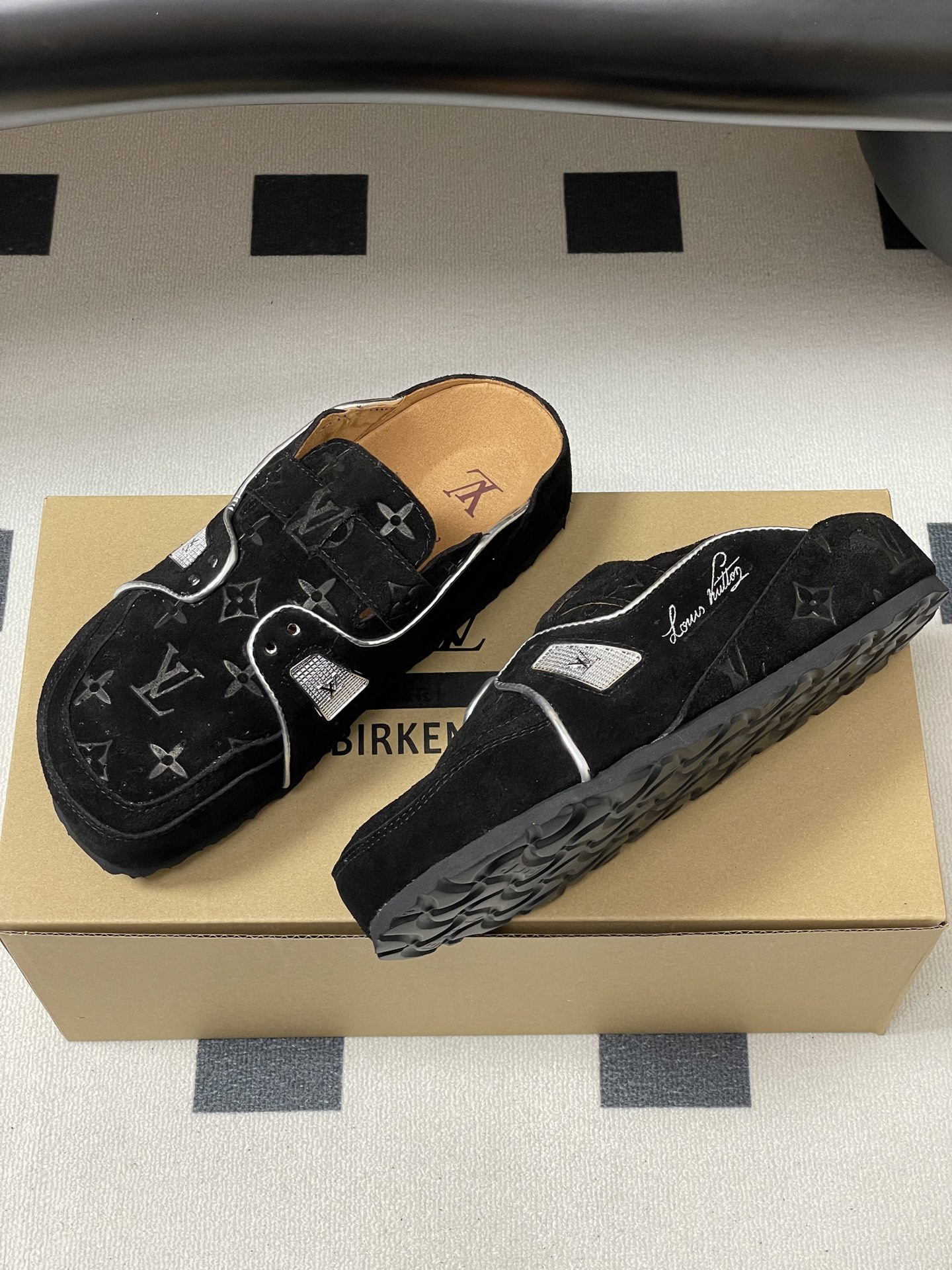 Louis Vuitton 最新 Louis Vuitton × BIRKENSTOCK联名合作款Boston包头软底拖鞋Lv 勃肯穆勒拖鞋