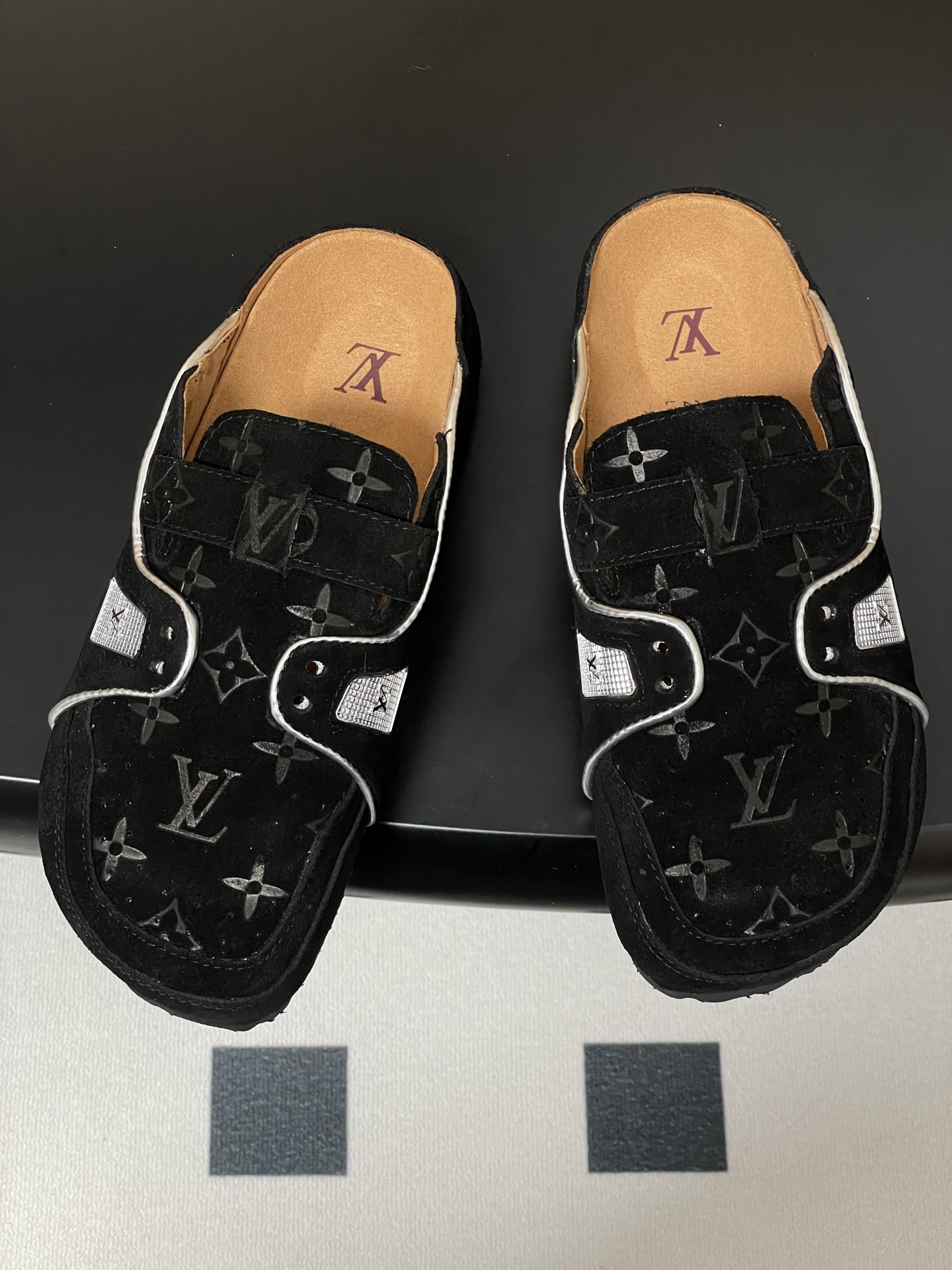 Louis Vuitton 最新 Louis Vuitton × BIRKENSTOCK联名合作款Boston包头软底拖鞋Lv 勃肯穆勒拖鞋