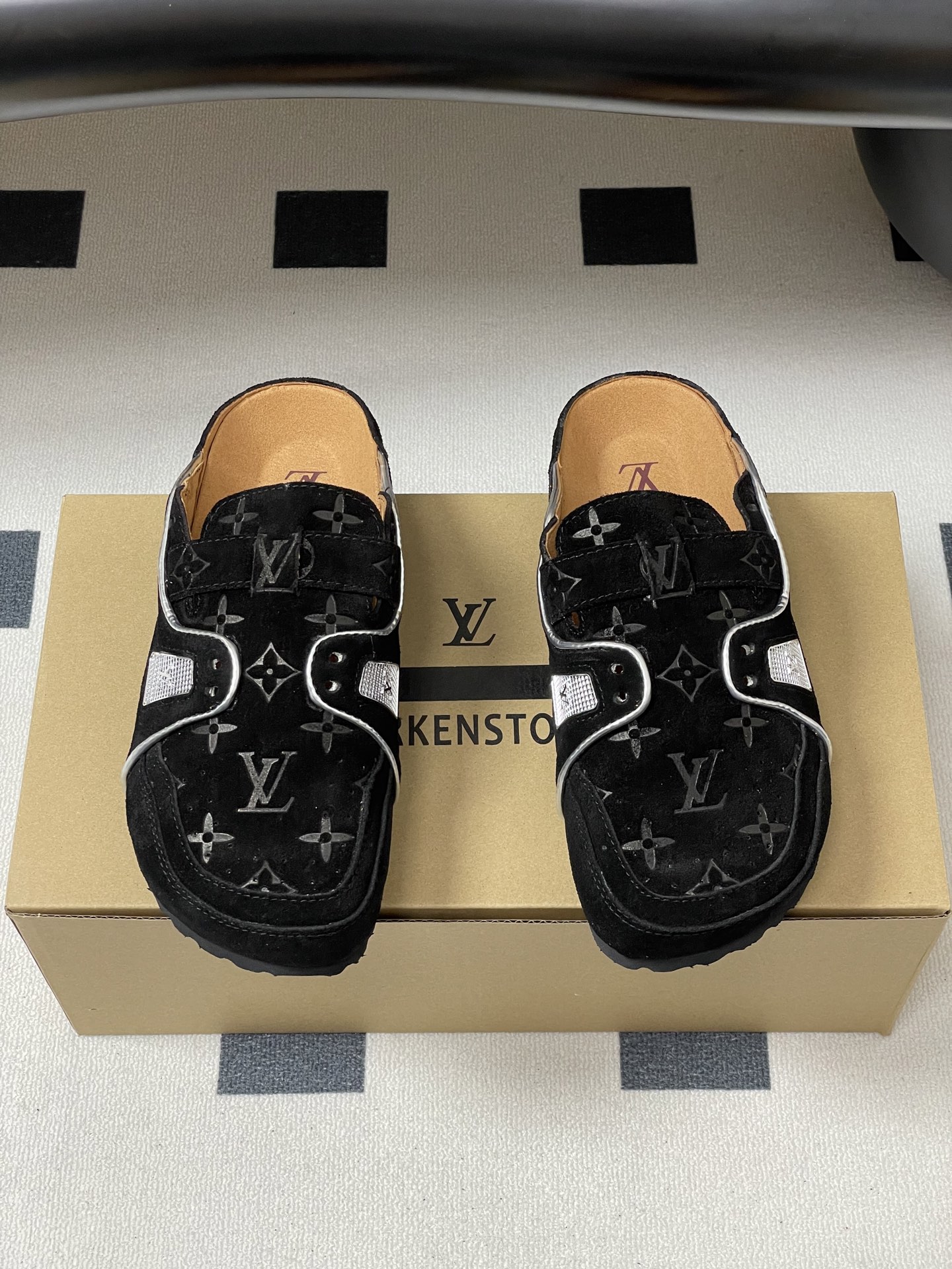 Louis Vuitton 最新 Louis Vuitton × BIRKENSTOCK联名合作款Boston包头软底拖鞋Lv 勃肯穆勒拖鞋
