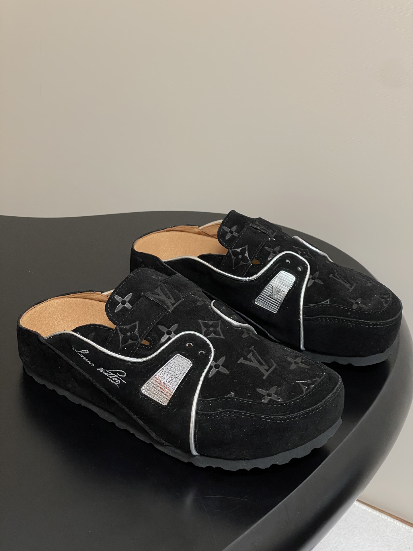 Louis Vuitton 最新 Louis Vuitton × BIRKENSTOCK联名合作款Boston包头软底拖鞋Lv 勃肯穆勒拖鞋