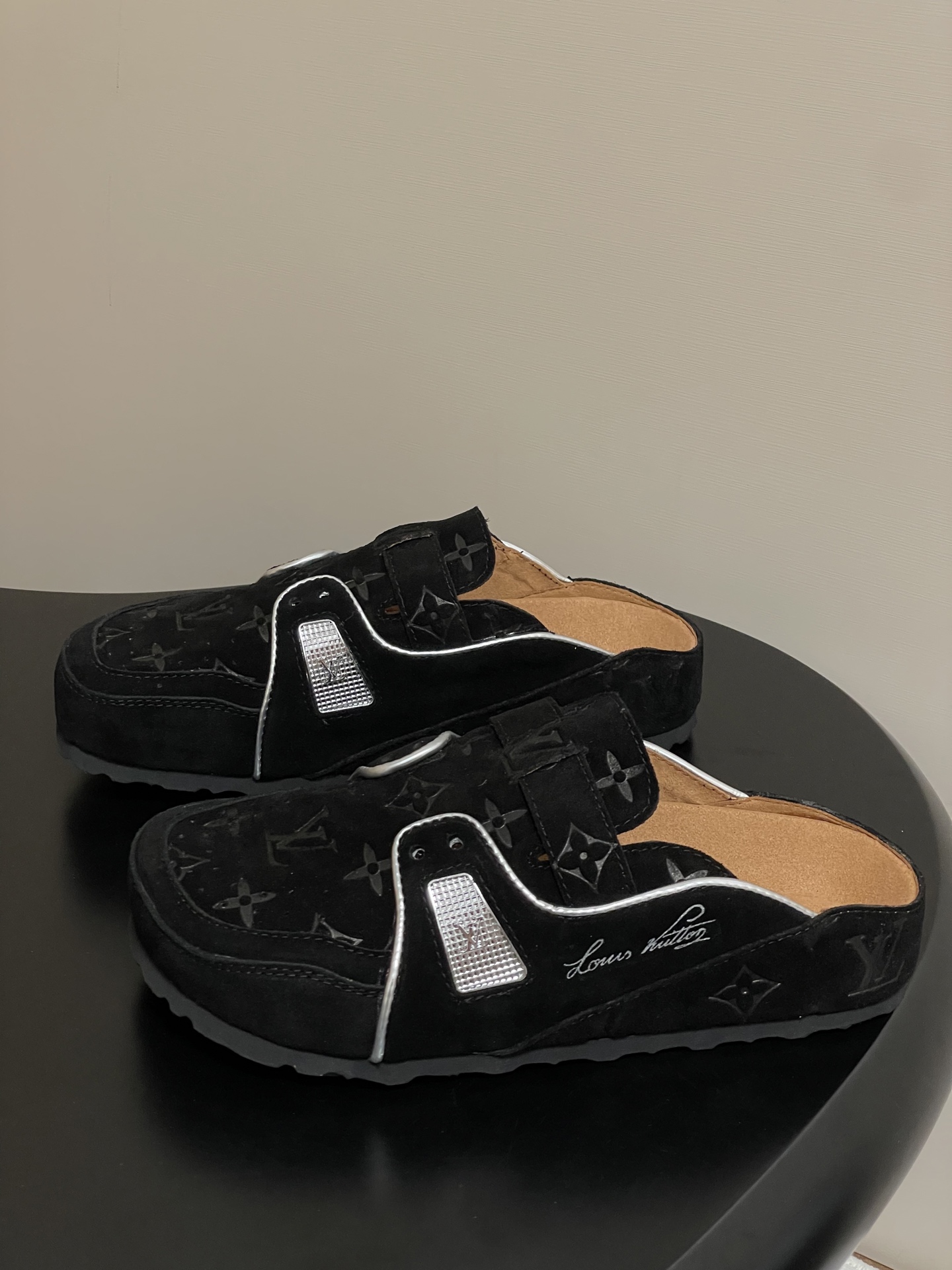 Louis Vuitton 最新 Louis Vuitton × BIRKENSTOCK联名合作款Boston包头软底拖鞋Lv 勃肯穆勒拖鞋