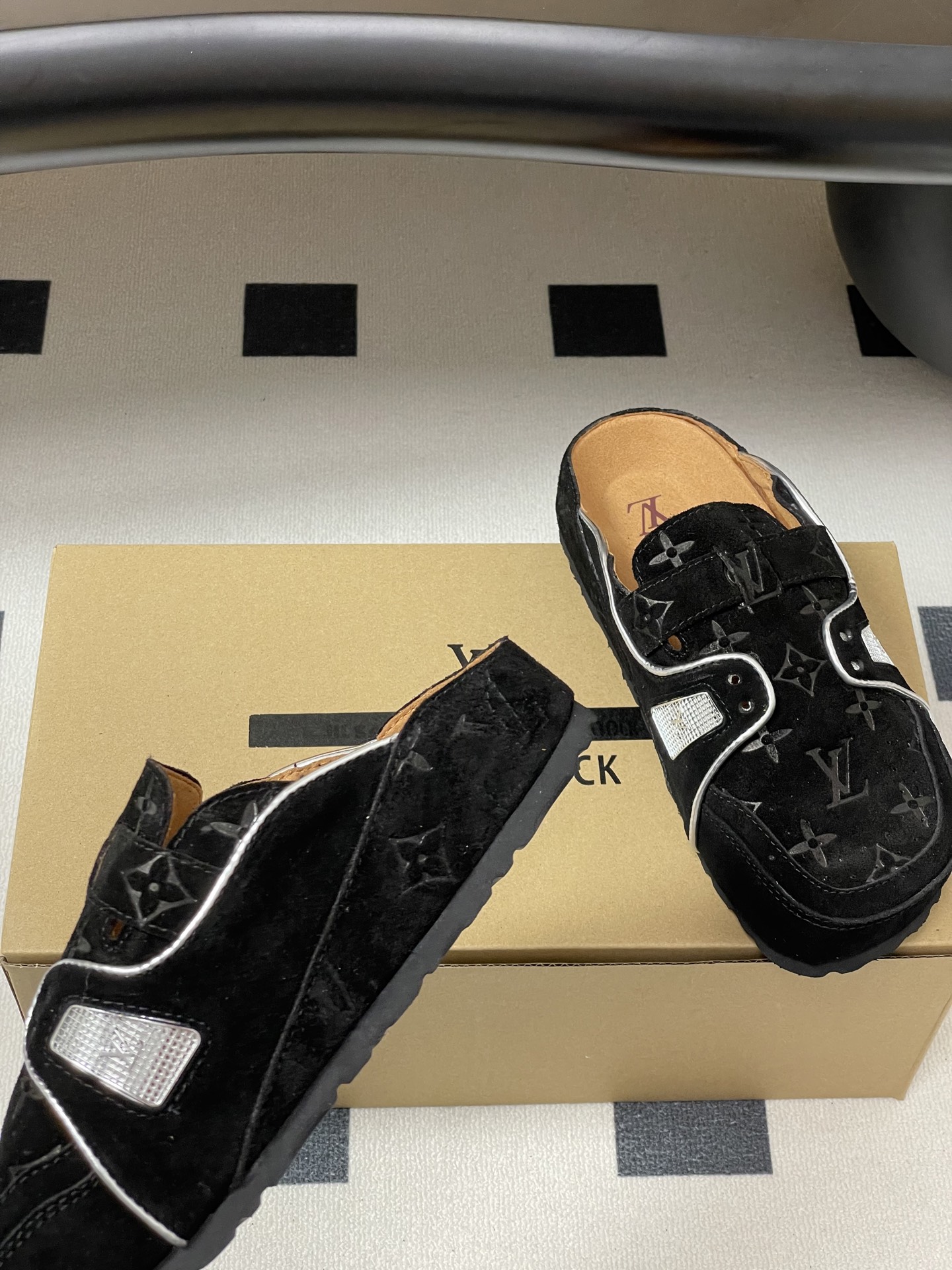 Louis Vuitton 最新 Louis Vuitton × BIRKENSTOCK联名合作款Boston包头软底拖鞋Lv 勃肯穆勒拖鞋