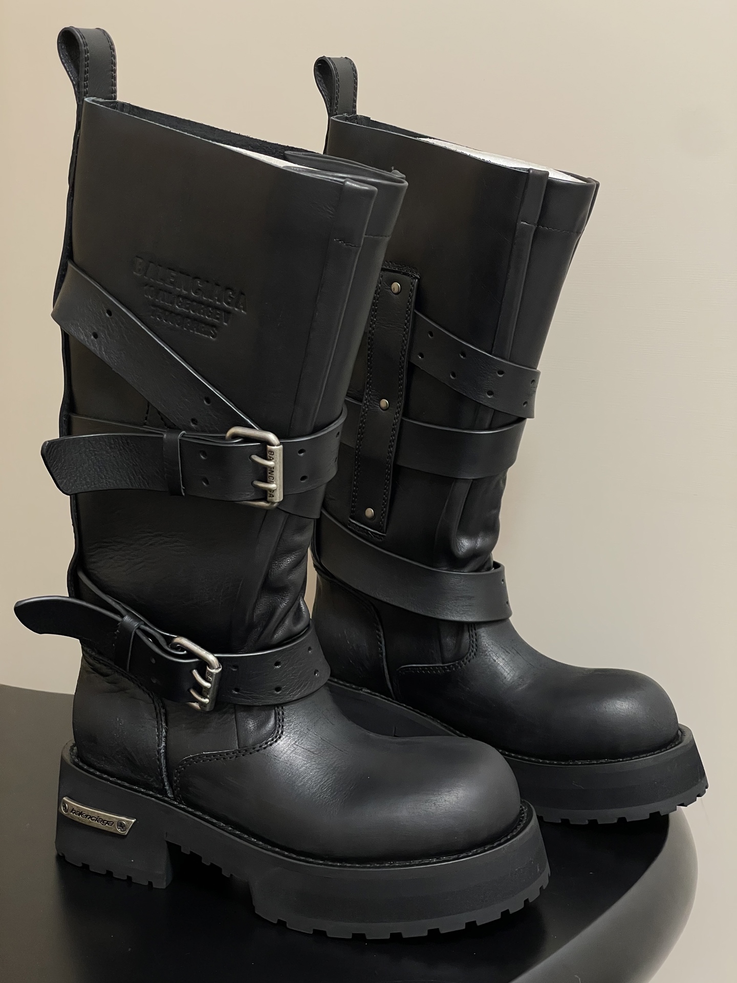 NO:461253,-15 inch 25 autumn and winter new Balenciga Balenciga 25FW Venom Venom high boots motorcycle punk style Martin short boots buckle large thick sole long boots dark functional style!  The design of liquid boots is recognizable, with neat lines and metal buckles, and every detail shows avant-garde attitude. The leather is of high quality, with introverted luster but luxurious, and the foot feels coexisting with style. Whether it is paired with slim jeans to show the coolness of the street or a unique spark with a unique skirt, it can easily hold it. Wear it, you are the most eye-catching existence on the street, perfectly interpreting the fashion attitude. Customized matte upper natural throw calfskin to make a destructive craftsmanship, custom-made medium-gloss cowhide hardware, pure copper matte silver brushed version, 3-layer combination of soles - genuine leather, elastic wear-resistant velvet tires, rubber outsole, heel height 5cm  35-39 (40 custom made without return), boots, balenciaga, balenciaga, boots, skirts, jeans, cowhide19860909-15寸 25秋冬新款Balenciga巴黎世家 25FW毒液Venom高筒靴 机车朋克风马丁短靴 搭扣大厚底长靴 暗黑机能风！出门炸街气场爆表 液靴的设计极具辨识度,利落的线条搭配金属扣饰,每一处细节都彰显着的前卫态度.皮革质感上乘,光泽内敛却又奢华尽显,脚感更是舒适与格调并存. 无论是搭配修身牛仔裤展现街头酷感,还是与个性裙装碰撞出别样火花,它都能轻松hold住.穿上它,你就是街头最吸睛的存在,将时尚态度完美诠释 鞋面定制哑光自然摔小牛皮做旧破坏工艺效果 内里定制中光牛皮 五金定制纯铜哑银色拉丝做旧版本 鞋底3层组合-真皮沿条回弹耐磨绒轮胎橡胶外底 跟高5cm 码数35-39（40定做不退换）,靴子,balenciaga,balenciaga,boots,skirts,jeans,cowhide,Women's Shoes