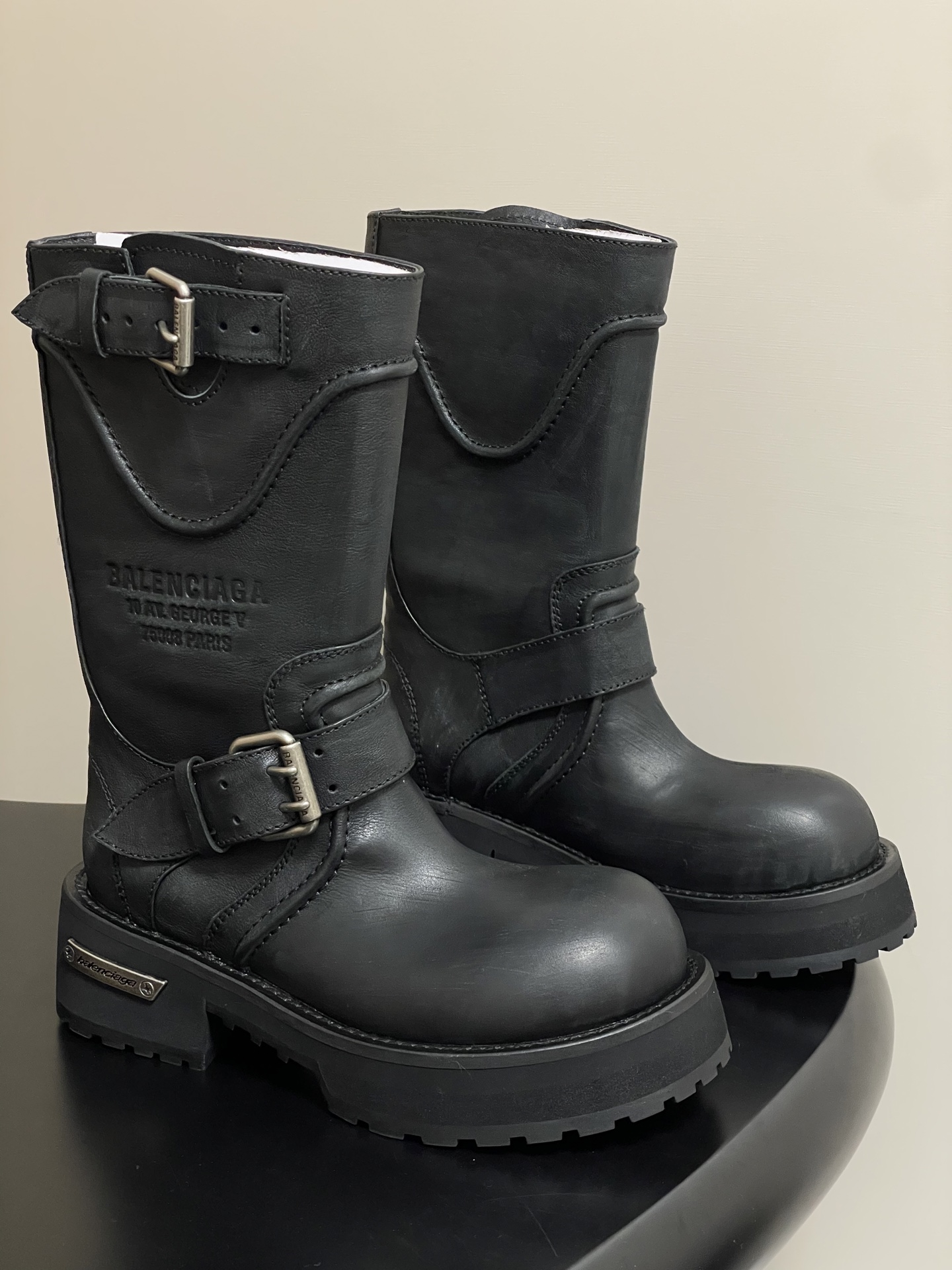 NO:461242,- 25 autumn and winter new Balenciga Balenciga 25FW Venom mid-tube boots motorcycle punk style Martin short boots buckle large thick sole boots dark functional style!  The design of liquid boots is recognizable, with neat lines and metal buckles, and every detail shows avant-garde attitude. The leather is of high quality, with introverted luster but luxurious, and the foot feels coexisting with style. Whether it is paired with slim jeans to show the coolness of the street or a unique spark with a unique skirt, it can easily hold it. Wear it, you are the most eye-catching existence on the street, perfectly interpreting the fashion attitude. Customized matte upper natural throw calfskin to make a destructive craftsmanship, custom-made medium-gloss cowhide hardware, pure copper matte silver brushed version, 3-layer combination of soles - genuine leather, elastic wear-resistant velvet tires, rubber outsole, heel height 5cm  35-39 (40 custom made without return), boots, balenciaga, balenciaga, boots, skirts, jeans, cowhide19860909- 25秋冬新款Balenciga巴黎世家 25FW毒液Venom中筒靴 机车朋克风马丁短靴 搭扣大厚底长靴 暗黑机能风！出门炸街气场爆表 液靴的设计极具辨识度,利落的线条搭配金属扣饰,每一处细节都彰显着的前卫态度.皮革质感上乘,光泽内敛却又奢华尽显,脚感更是舒适与格调并存. 无论是搭配修身牛仔裤展现街头酷感,还是与个性裙装碰撞出别样火花,它都能轻松hold住.穿上它,你就是街头最吸睛的存在,将时尚态度完美诠释 鞋面定制哑光自然摔小牛皮做旧破坏工艺效果 内里定制中光牛皮 五金定制纯铜哑银色拉丝做旧版本 鞋底3层组合-真皮沿条回弹耐磨绒轮胎橡胶外底 跟高5cm 码数35-39（40定做不退换）,靴子,balenciaga,balenciaga,boots,skirts,jeans,cowhide,Women's Shoes