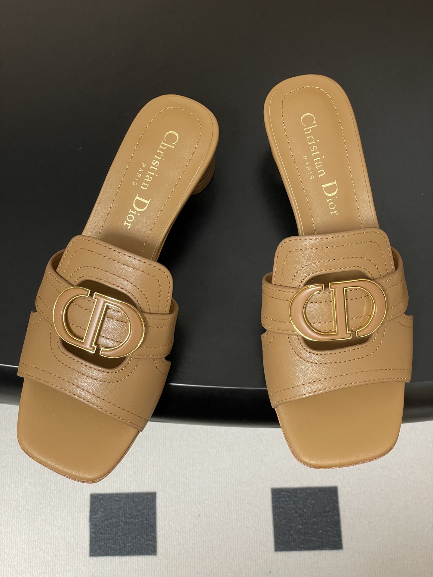 Dior 2025s最新配色Dior迪奥 Montaigne 凉拖鞋CD字母扣金属logo平底/中跟镂空拖鞋