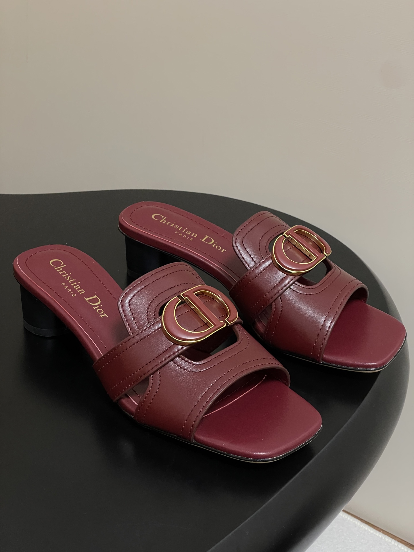Dior 2025s最新配色Dior迪奥 Montaigne 凉拖鞋CD字母扣金属logo平底/中跟镂空拖鞋