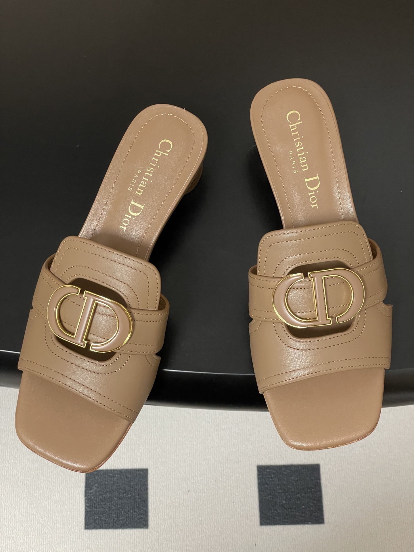Dior 2025s最新配色Dior迪奥 Montaigne 凉拖鞋CD字母扣金属logo平底/中跟镂空拖鞋