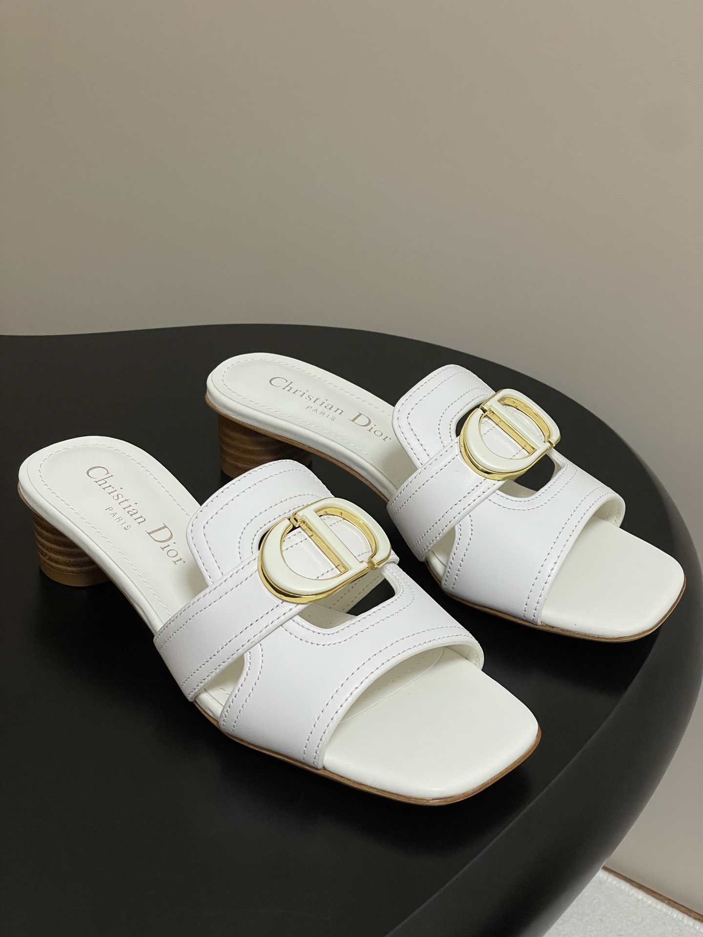 Dior 2025s最新配色Dior迪奥 Montaigne 凉拖鞋CD字母扣金属logo平底/中跟镂空拖鞋