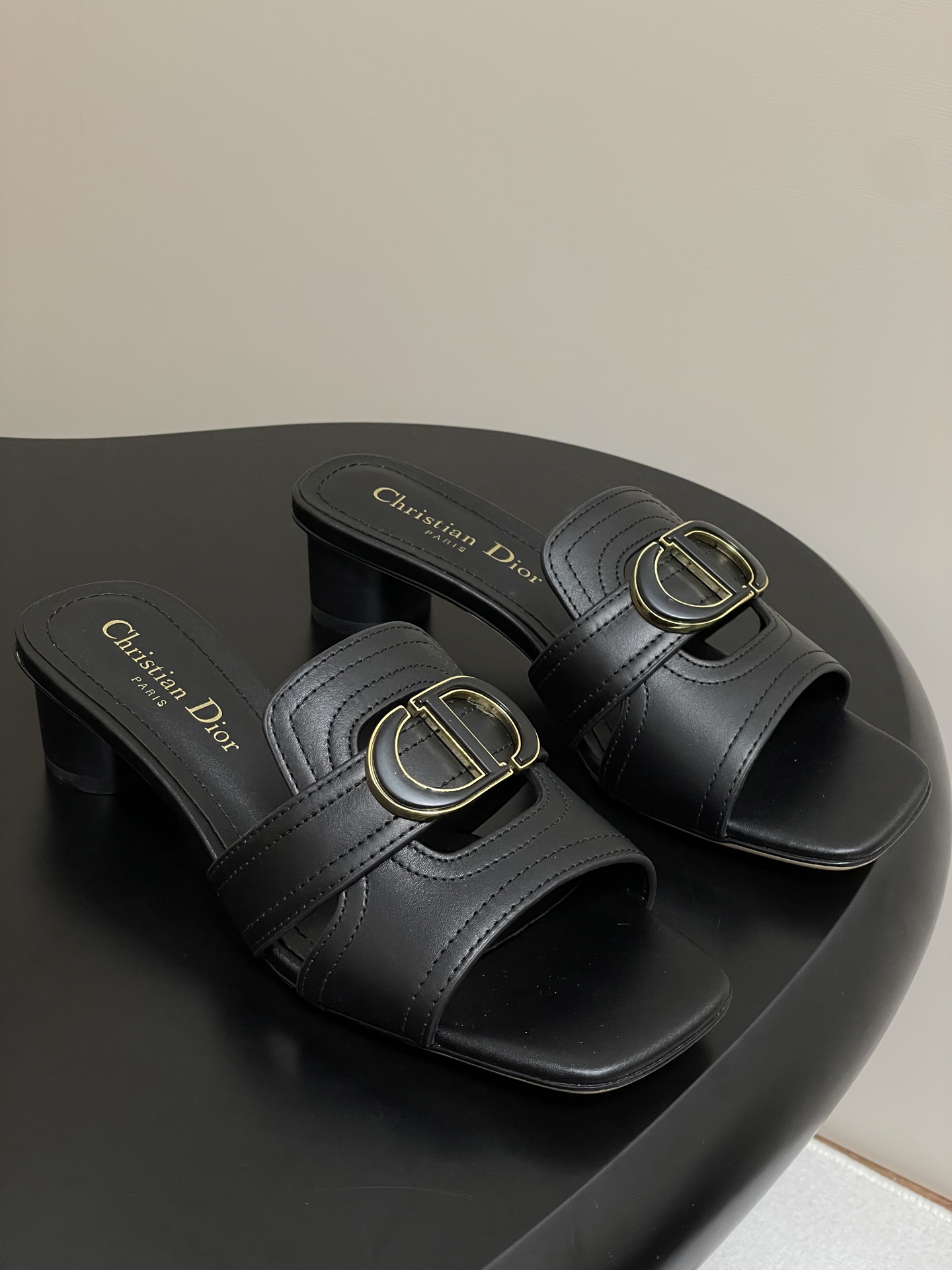 NO:707349,Purchasing agent level!  Classic Dior metal CD letter hollow flat sandals, the top version on the market. Materials: imported calfskin upper + water-dyed sheepskin lining + Italian leather outsole + original molded pure copper hardware buckle. The effect on the feet is particularly beautiful!  Reproduction of the original version!  Upper: imported calfskin upper + water-dyed sheepskin lining, Italian grade A leather outsole!  Heel height 1.5cm, 3.5cm cylindrical heel, 4.5cm square heel, size 34-43 (34, 40, 41, 42, 43 customized, non-refundable), slippers, dior, sandals, slippers, cowhide, sheepskin, Leather soles19860909代购级别！ 经典迪奥金属CD字母镂空平底凉鞋,市面顶级版本材质:鞋面进口进口小牛皮+水染羊皮内里+意大利真皮大底+原版开模纯铜五金扣 上脚效果特别美！原版复刻制作！ 鞋面: 鞋面进口进口小牛皮+水染羊皮内里 意大利A级真皮大底！ 跟高1.5cm,3.5cm圆柱跟,4.5cm方跟 码数34-43（34,40,41,42,43定制不退换）,拖鞋,dior,sandals,slippers,cowhide,sheepskin,Leather soles,Women's Shoes