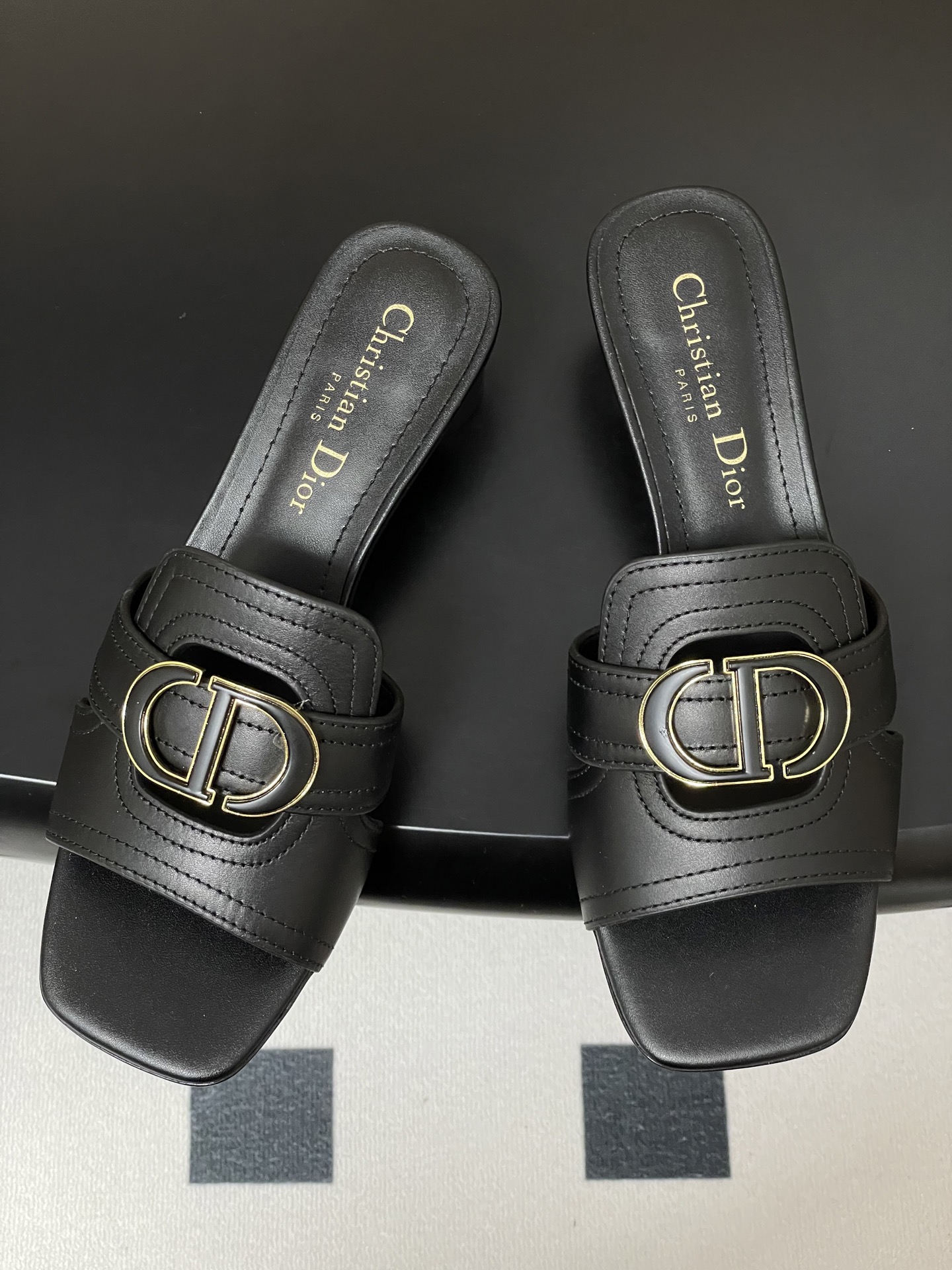 Dior 2025s最新配色Dior迪奥 Montaigne 凉拖鞋CD字母扣金属logo平底/中跟镂空拖鞋