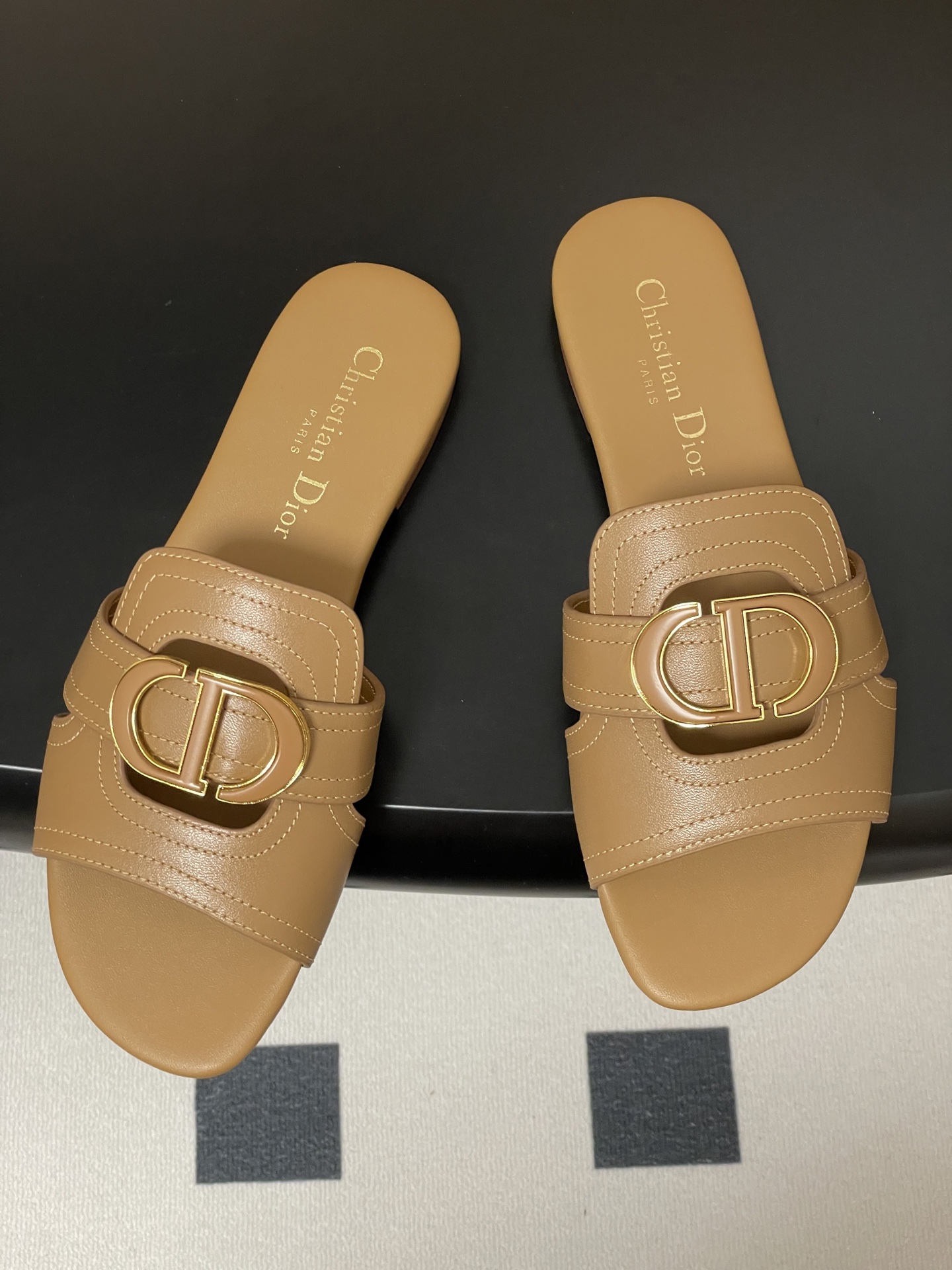 Dior 2025s最新配色Dior迪奥 Montaigne 凉拖鞋CD字母扣金属logo平底/中跟镂空拖鞋