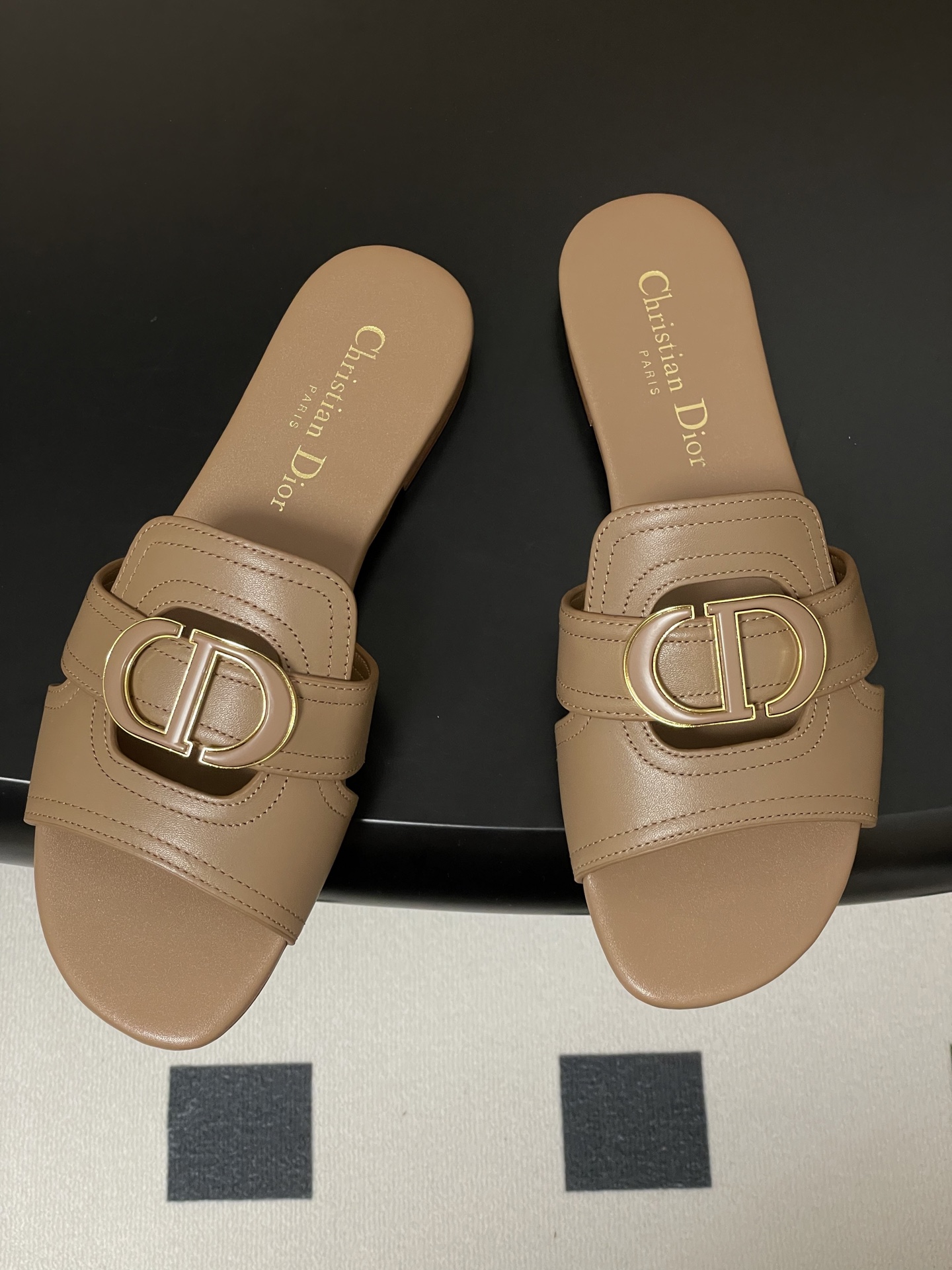 Dior 2025s最新配色Dior迪奥 Montaigne 凉拖鞋CD字母扣金属logo平底/中跟镂空拖鞋