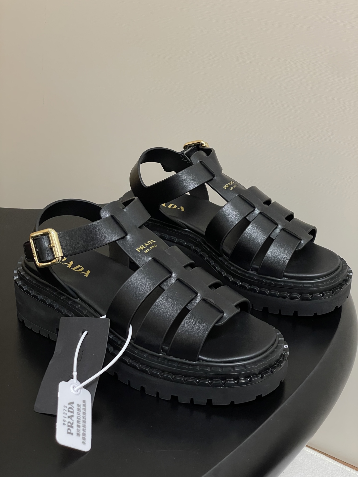 NO:437008,Low top - High top - 25Fw spring and summer new Prada Prada Roman Fisherman Sandals Retro serrated thick sole braided sandals This sandal is made of a mix and match design, integrating classic style and sports elements, demonstrating exquisite craftsmanship and innovative heritage. The thick sole is added with double edge strips to show a modern and unique texture, embellished with exquisite letter logos. The upper is embellished with a strap and engraved logo metal buckle. Screen printed logo, concave and embossed one-piece sole. Height 55mm, decorated with logo, serrated double edge strips!  The retro, fashionable and avant-garde thick-soled sole paired with rubber upper makes the whole pair of shoes light and comfortable. Bright colors satisfy a variety of choices for fashionable people in different styles!  The iconic logo print is paired with the ancient beach sandals, and every design element is on the trendy point!  Make the whole pair of shoes light and comfortable, bright colors satisfy a variety of choices for fashionable people in different styles!  Cowhide upper, inner foot pad sheepskin, genuine leather edge strip/original open mold TPU combination sole, heel height 5.5cm, size 35-39 (40.41 custom made without return), sandals, prada, prada, sandals, espadrilles, cowhide, sheepskin19860909低帮-高帮- 25Fw春夏新款Prada普拉达罗马渔夫凉鞋复古锯齿厚底编织凉鞋 这款凉鞋采用混搭设计,集经典风尚与运动元素于一体,彰显精湛工艺与创新底蕴.厚实鞋底加入双沿条,更显现代别致质感,点缀精致字母徽标.鞋面点缀饰带与雕刻徽标金属搭扣.丝网印花徽标,凹凸纹一体式鞋底.高度55毫米,饰有徽标,锯齿效果双沿条！ 复古时髦前卫的轮齿厚底鞋底搭配橡胶鞋面让整双鞋轻便舒适 鲜艳色彩 满足不同风格时髦人士的多种选择！标志性logo印花搭配古沙滩凉鞋造型,每一个设计元素都踩在时髦点上！ 让整双鞋轻便舒适 鲜艳色彩 满足不同风格时髦人士的多种选择！ 鞋面牛皮 内里垫脚羊皮 鞋底真皮沿条/原版开模TPU组合大底 跟高5.5cm 码数35-39（40.41定做不退换）,凉鞋,prada,prada,sandals,espadrilles,cowhide,sheepskin,Women's Shoes