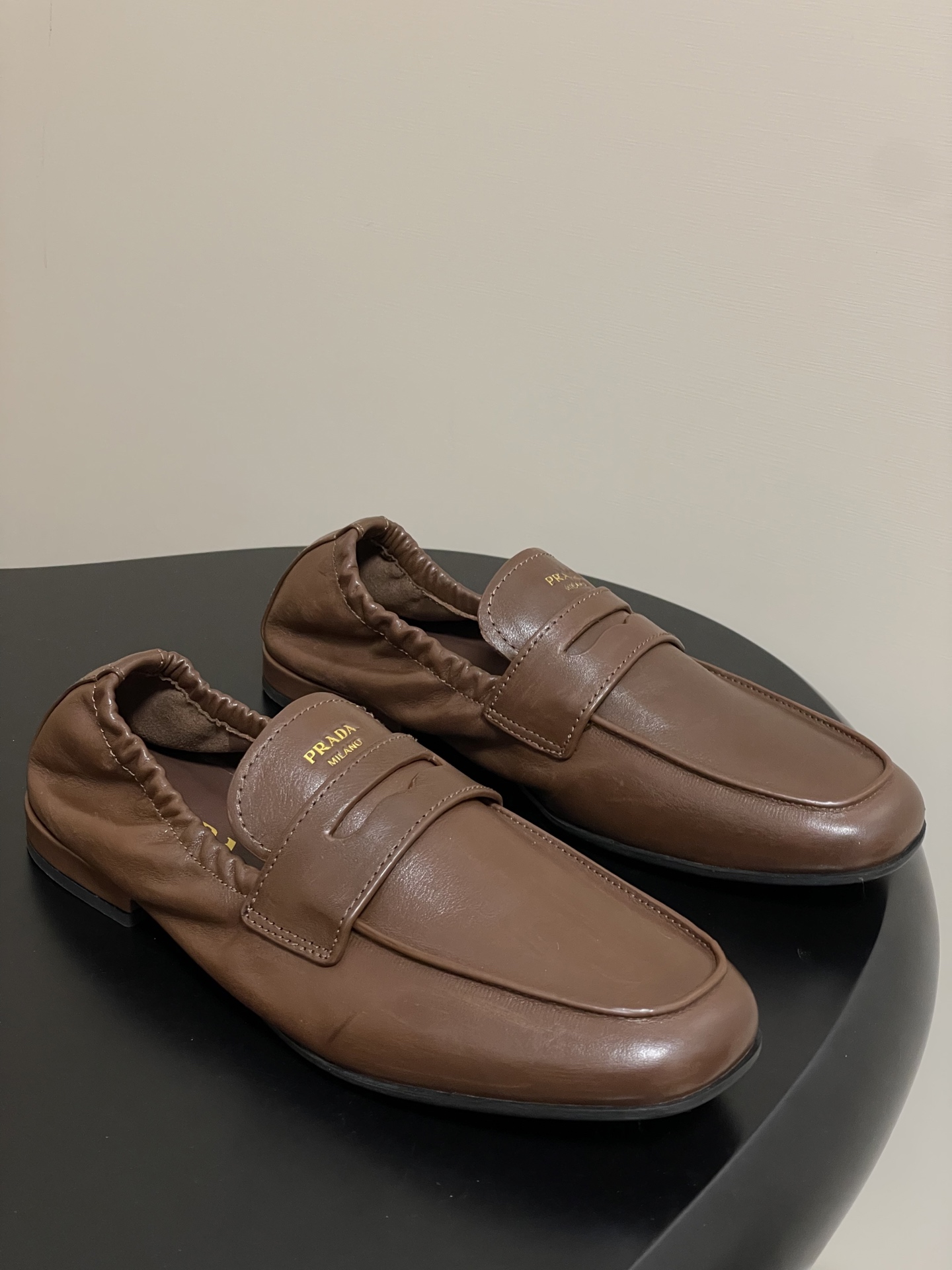 NO:437005,- 25Fw early autumn new Prada Prada rear elastic single shoes flat sole loafers, which look classic and versatile at first glance!  You don’t need to worry about the texture of the feet. Do you feel the feeling of being moved?  The simple combination is very eye-catching and atmospheric. I sincerely suggest you must accept it!  Very beautiful!  Great versatile!  The more you look at it, the more you get. Its square toe design is suitable for all kinds of female foot types to easily control, and it is comfortable to wear without squeezing the feet. The soul of the whole pair of shoes is the diagonal cut design!  This upper is not easy to make, it looks quite simple, it is much more expensive than making boots, with high scrapping power. The upper is oily wax calfskin/high mercerized beef reverse velvet. The inner foot pad sheepskin. The sole open-mold rubber sole. Size 35-39 (40 custom made without return or exchange), loafers, prada, prada, loafers, boots, cowhide, sheepskin.19860909- 25Fw早秋新款 Prada普拉达 后松紧单鞋平底一脚蹬乐福鞋 一眼望去既经典又百搭！质感脚感你们都无需担心哒,心动的感觉有没有！ 简单搭配很吸睛,大气,真心建议你们一定要收！巨好看！巨百搭！真的越看越上头.它的鞋头方型设计适合各种百般女性脚型都能轻松驾驭,上脚舒适不挤脚,整双鞋的灵魂所在是斜裁的设计哦！这个鞋面可不好做,看是挺简单的比做靴子还贵好多,报废力高 鞋面油蜡小牛皮/高丝光牛反绒 内里垫脚羊皮 鞋底开模橡胶大底 码数35-39（40定做不退换）,乐福鞋,prada,prada,loafers,boots,cowhide,sheepskin,Women's Shoes