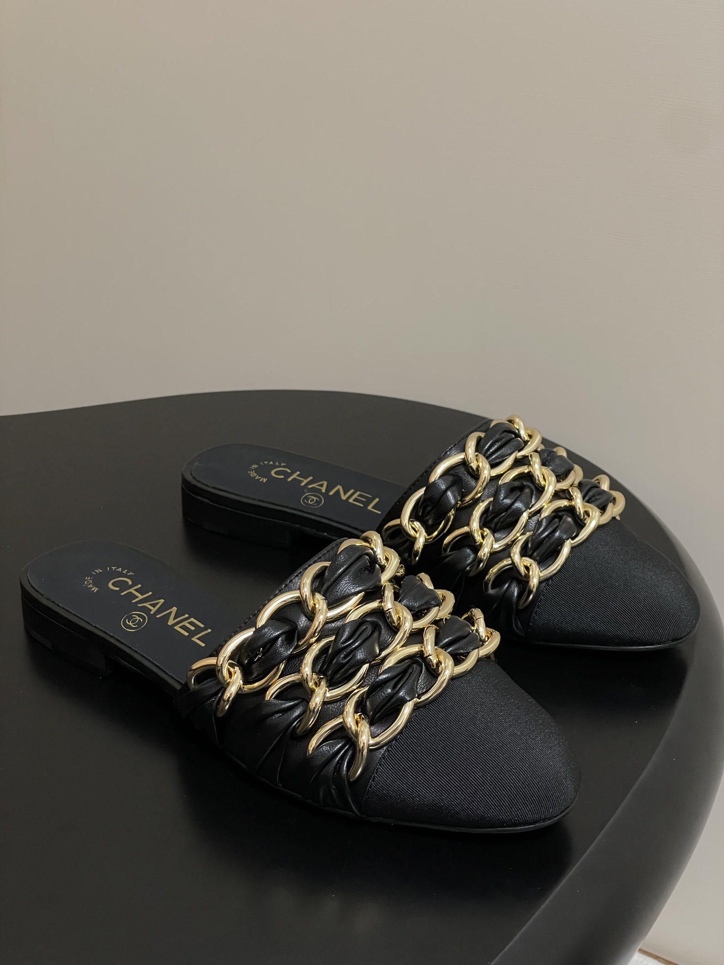 NO:437022,- Chanel 25B Xiaoxiang big chain bag-toe half-slipper flat mules, versatile sandals that are not worn out, a super classic style, casual and exquisite, and a sure-hold temperament. This year's beautiful spring and summer bonus treasure!  The big hit version of chain sandals this year has been impressed by its beauty and is casual and natural, and has the classic domineering style of Xiangjia. It is full of high-end feeling from leather to hardware, and it is comfortable and fashionable to wear!  Upper sheepskin/densing denim inner foot pad sheepskin high heel sole Italian leather outsole size 35-39 (40.41.42 custom made without return), slippers, chanel, chanel, sandals, slippers, sheepskin, Leather soles19860909- Chanel 25B 小香大链条包头半拖鞋平底穆勒鞋 穿不腻的百搭凉拖 超经典的一款 休闲中带着精致 气质拿捏稳妥 今年春夏绝美加分宝藏！ 链条凉鞋今年的大爆款,已被它的美貌折服得随性自然 ,又有香家经典的霸道,从皮质到五金满满的高级感 ,上脚舒适又洋气！ 鞋面羊皮/丹宁牛仔布 内里垫脚羊皮 跟高平底 鞋底意大利真皮大底 码数35-39（40.41.42定做不退换）,拖鞋,chanel,chanel,sandals,slippers,sheepskin,Leather soles,Women's Shoes