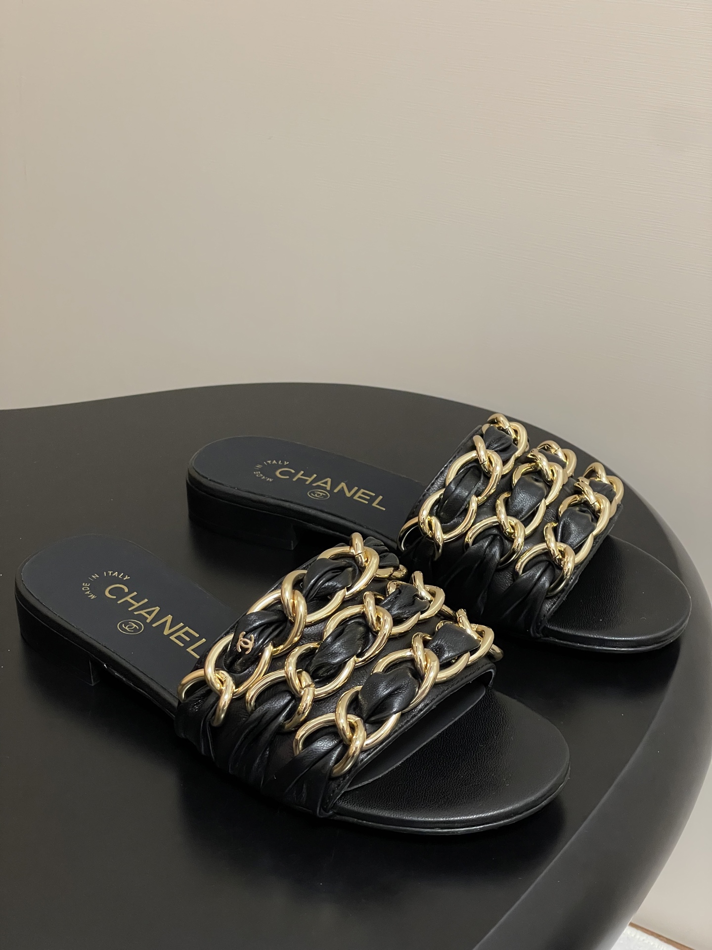 NO:437026,- Chanel 25B Xiaoxiang large chain flat high-heeled sandals. A versatile sandals that are not worn with wear. A super classic style. It is exquisite in casualness and has a firm temperament. This year's beautiful spring and summer bonus treasure!  The big hit version of chain sandals this year has been impressed by its beauty and is casual and natural, and has the classic domineering style of Xiangjia. It is full of high-end feeling from leather to hardware, and it is comfortable and fashionable to wear!  Upper sheepskin/densing denim inner foot pad sheepskin high heel flat/thick heel 5cm sole Italian leather outsole size 35-39 (40.41.42 custom made without return), slippers, chanel, chanel, sandals, slippers, sheepskin, Leather soles19860909- Chanel 25B 小香大链条平底高跟凉拖鞋 穿不腻的百搭凉拖 超经典的一款 休闲中带着精致 气质拿捏稳妥 今年春夏绝美加分宝藏！ 链条凉鞋今年的大爆款,已被它的美貌折服得随性自然 ,又有香家经典的霸道,从皮质到五金满满的高级感 ,上脚舒适又洋气！ 鞋面羊皮/丹宁牛仔布 内里垫脚羊皮 高跟平底/粗跟5cm 鞋底意大利真皮大底 码数35-39（40.41.42定做不退换）,拖鞋,chanel,chanel,sandals,slippers,sheepskin,Leather soles,Women's Shoes