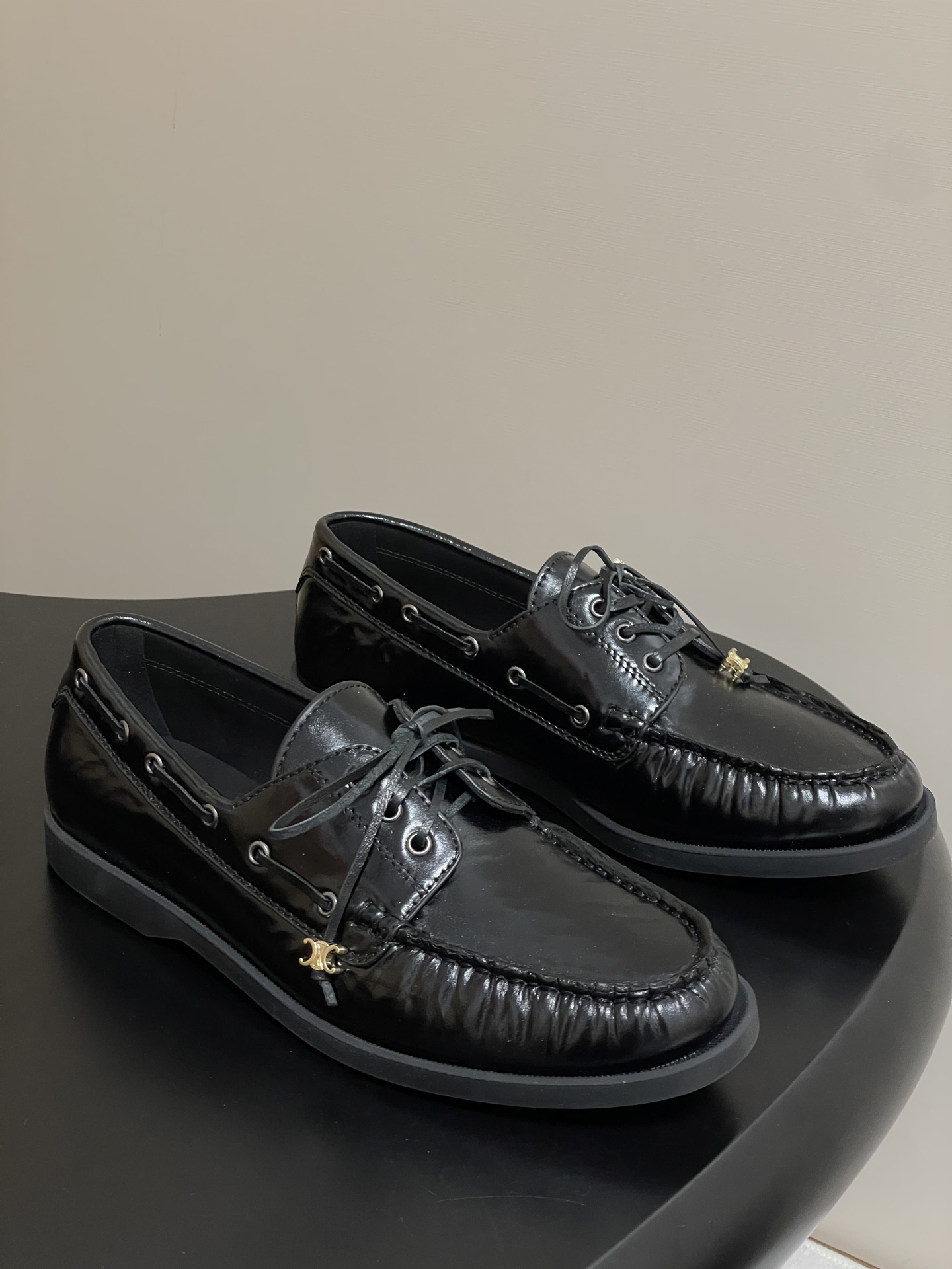 NO:437013,- Top quality 25ss early autumn new CELINE Bateau series retro boat shoes lace-up flat-soled loafer shoes classic reproduction wraps the shoelaces outline casually, retro eyelets embellish details, wear-resistant rubber sole accompany you to move forward freely. Minimalist design and exquisite craftsmanship collide with one foot to create a French lazy accent, unlocking the sense of daily high-end. It can perfectly adapt to the casual wear on the street, easily improving the texture of the overall shape. Moreover, the design of this pair of shoes is very suitable for the foot shape, not tired of walking, and is also breathable in spring and summer, and will not sweat. Whether you are shopping, traveling or exercising, it can become your best match. Customized high mercerized beef velvet on the upper, cowhide inside the foot pad, original molded TPU rubber sole, original molded TPU rubber sole  Number of codes 35-39 (40.41 custom made without return or exchange), single shoes, celine, celine, loafers, cowhide19860909-顶级品质 25ss早秋新款 CELINE 赛琳 Bateau系列复古船鞋系带平底乐福鞋单鞋 经典再现 缠绕鞋带勾勒随性,复古孔眼点缀细节,耐磨橡胶底伴你自在前行.极简设计与精湛工艺碰撞,一脚穿出法式慵懒腔调,解锁日常高级感 日常出街的休闲装,它都能完美适配,轻松提升整体造型的质感 而且这双鞋的设计很贴合脚型,走路不累脚,春夏穿着也很透气,不会闷汗 不管你是去逛街、旅行还是运动,它都能成为你的最佳搭子 鞋面定制高丝光牛反绒 垫脚内里牛皮 鞋底原版开模TPU橡胶大底 码数35-39（40.41定做不退换）,单鞋,celine,celine,loafers,cowhide,Women's Shoes