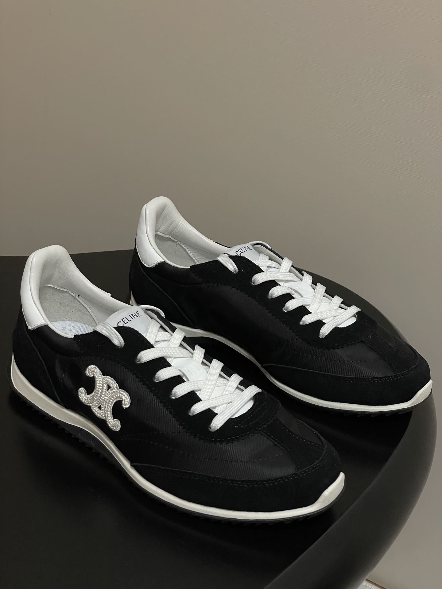 NO:437016,- Top quality 25ss early autumn new CELINE RACER TRIOMPHE low top sneakers embroidered Arc de Triomphe Forrest Gump shoes lace-up flat casual shoes CELINE presents a new 'RACER' sneakers enrich their shoe series. This sneaker draws inspiration from the 1970s sports aesthetics. Lightness and comfort are its core traits, cleverly blending nylon, suede and leather materials. The classic 'TRIOMPHE' logo is clearly visible, embroidered on the side of the shoe in embroidery form and presented on the back top of the shoe with gravure printing. This sneaker provides a distinct and vibrant color combination, further strengthening its retro outline. The neutral design is practical and versatile, showing elegance and sportiness while retaining the unique style of the CELINE brand. The upper 3D electric embroidery logo is particularly highlighted. The highlights are highlighted by the 3D electric embroidery logo on the upper.  High mercerized beef reverse velvet splicing breathable cloth, footbed inner sheepskin/customized breathable mesh cloth, original open mold TPU rubber sole, size 35-39 (40.41 custom made without return or exchange), casual shoes/sports shoes, celine, celine, sneakers, sheepskin19860909-顶级品质 25ss早秋新款 CELINE 赛琳 RACER TRIOMPHE低帮运动鞋 刺绣凯旋门阿甘鞋 系带平底休闲鞋  CELINE呈现全新“RACER”运动鞋丰富其鞋履系列. 这款运动鞋汲取了70年代运动美学的灵感,轻盈与舒适是其核心特质,巧妙融合了锦纶、绒面革与皮革材质.经典的“TRIOMPHE”标志清晰可见,以刺绣形式点缀于鞋侧,并以凹印工艺呈现于鞋后帮. 此款运动鞋提供鲜明且富有活力的色彩组合,进一步强化其复古轮廓,中性设计实用百搭,在保留CELINE品牌独特风格的同时,尽显优雅与运动风范. 鞋面3D电绣LOGO格外突出亮点 高丝光牛反绒拼接透气布 垫脚内里羊皮/定制透气网布 鞋底原版开模TPU橡胶大底 码数35-39（40.41定做不退换）,休闲鞋/运动鞋,celine,celine,sneakers,sheepskin,Women's Shoes