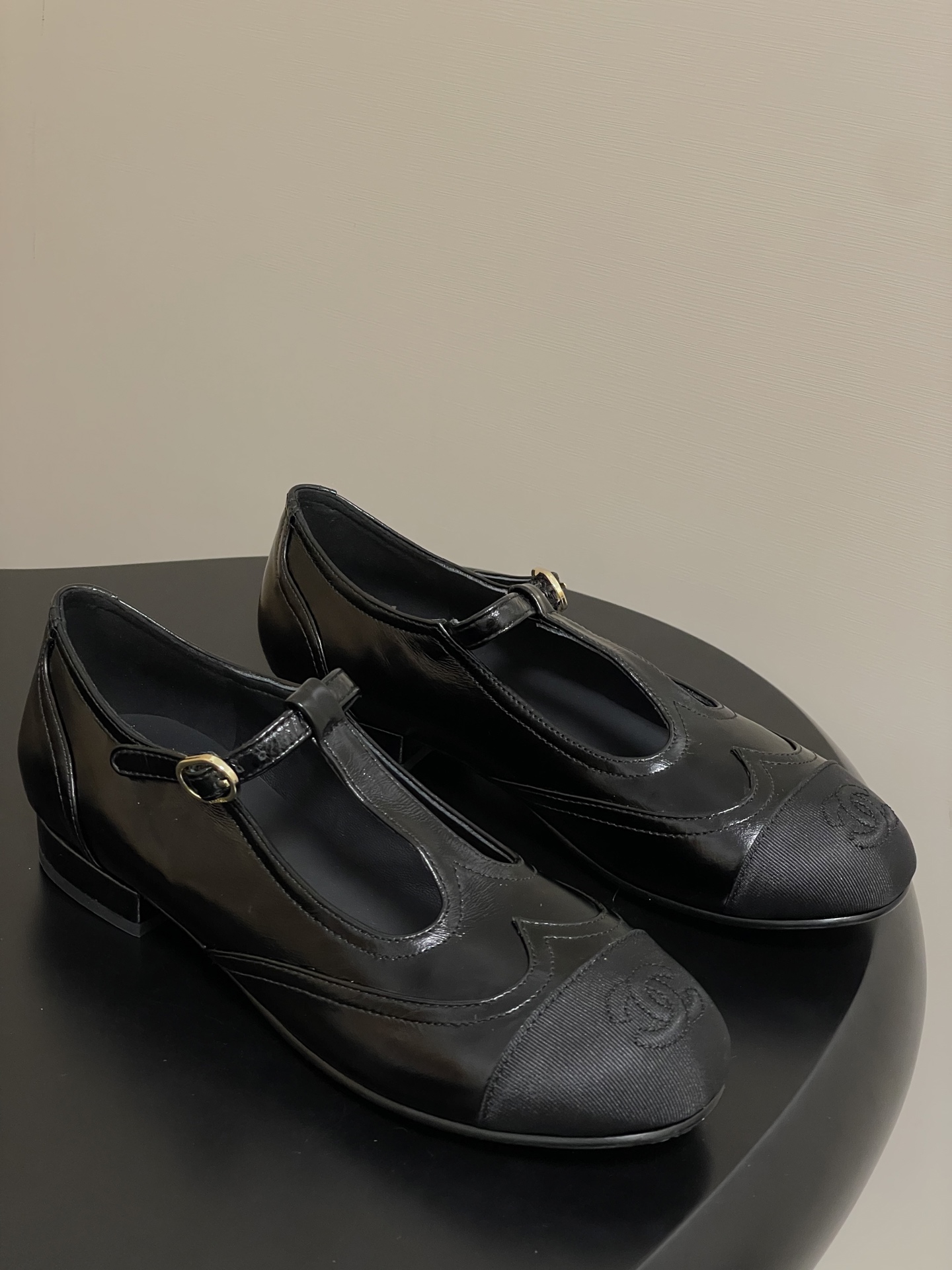 NO:438169,- 25S early autumn new Xiaoxiang Chanel T-string Mary Zhen shoes with double C-buckle flat shoes. Classic black and white color combination is a fashion code that never goes out of date. The T-string design is incredible and playful, and is directly beautiful to my heart~ Paired with the small and exquisite double C embroidery of the toe, it is elegant and flexible. Whether it is simple and capable on the commuting road or a date, it can be perfectly adapted. It hides the flesh on the feet and makes you look slim. Both comfort and appearance are online. The same atmosphere as the rich girl, and it is easy to grasp!  Baozi who likes retro and elegant style, don't miss it~ Original mold opening hardware buckle, upper lambskin/beef wax leather, inner foot pad sheepskin, sole Italian leather outsole, size 35-39 (40.41 custom made without return), Mary Jane, Chanel, Mary jane, sheepskin, Leather soles19860909- 25S早秋新款小香Chanel T字带玛丽珍鞋双C搭扣平底单鞋 经典黑白拼色 是永不过时的时尚密码 T字带设计鬼马又俏皮 直接美到我心巴上~ 搭配上鞋头小巧精致的双C刺绣 优雅中透着灵动. 不管是通勤路上的简约干练还是约会 都能完美适配. 上脚藏肉又显瘦 舒适感与颜值双双在线 富家千金同款氛围感 轻松拿捏！ 喜欢复古优雅风的宝子 千万不要错过~ 原版开模五金扣 鞋面小羊皮/牛蜡皮 内里垫脚羊皮 鞋底意大利真皮大底 码数35-39（40.41定做不退换）,玛丽珍,chanel,mary jane,sheepskin,Leather soles,Women's Shoes