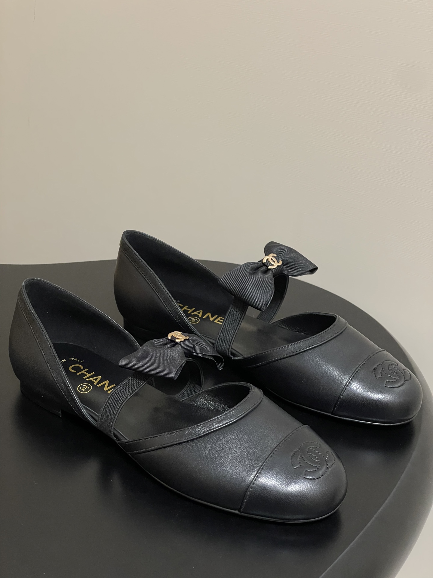 NO:438151,- New Chanel 25B Spring and summer Chanel 25B Hollow Mary Jane Shoes Mesh Flat Ballet Shoes Classic Double C Bow, Xiangjia High-end feel always convincing. It looks simple style but it is inexplicably high-end on the feet. Absolute girlish feeling. Comfortable and easy to wear. Upper sheepskin/custom mesh fabric. Inner footbed sheepskin. Soles Italian leather outsole. Size 35-39 (40.41 custom made without return). Mary Jane, chanel, chanel, mary jane, sheepskin, Leather soles19860909- 春夏新款Chanel 25B 小香蝴蝶结中空玛丽珍鞋网纱平底芭蕾舞鞋 经典双C蝴蝶结,香家高级感这块总让人大写的服气 看起来简单的款式 但上脚就莫名很高级 绝对的少女感 舒适好穿 鞋面羊皮/定制网纱面料 内里垫脚羊皮 鞋底意大利真皮大底 码数35-39（40.41定做不退换）,玛丽珍,chanel,chanel,mary jane,sheepskin,Leather soles,Women's Shoes