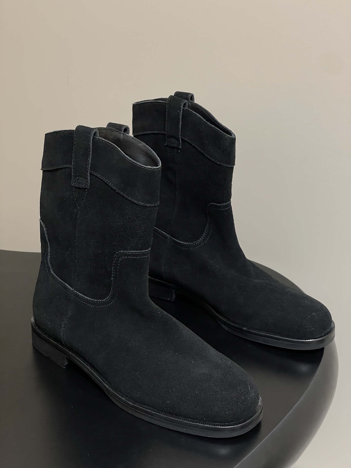 NO:438185,- Lemaire 2025ss early autumn new style Western denim boots Suede Rider boots You can enter with your eyes closed, and the battle boots that can be won by the gods of the year!  Full of punk style, and the feet are absolutely amazing!  He can be both a sweet girl and a cool girl. The more you look at her, the more you become more and more popular!  Dividing the skin into pieces has a looming charm. The addition of elastic elements injects more rebellion and strength into the exquisite shoe body, showing a slim but never weak posture. Upper with cow velvet, inner foot pad sheepskin, sole open mold genuine leather sole injection rubber, size 35-39 (40.41 custom made without return), boots, boots, sheepskin, Leather soles19860909- Lemaire 2025ss早秋新款 西部牛仔靴绒面骑士短靴 闭眼可入 ,年度可以封神的战靴！朋克风满满,上脚绝绝子！既能当甜妹又能扮拽酷,越看越上头！ 将肌肤分割成块面,有着若隐若现的魅力. 弹力 元素的加入为精致的鞋体注入更多反叛和力量,展现出纤薄但绝不柔弱的姿态. 鞋面牛反绒 内里垫脚羊皮 鞋底开模真皮大底注塑橡胶 码数35-39（40.41定做不退换）,靴子,boots,sheepskin,Leather soles,Women's Shoes