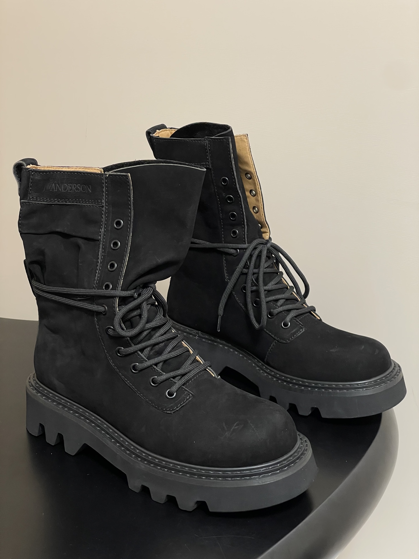 NO:438181,- JW Anderson 25s early autumn new style, sponge cake thick-soled Martin boots, short boots, lace-up outdoor hiking boots, simple and atmospheric, lazy French-European style, sassy. The soul design creates a classic. The design is super excellent, clean and neat without losing its sense of fashion!  Natural, comfortable, free and easy, fashionista favorite, imported back-velvet cowhide leather, inner foot pad, water-dyed cowhide, original sole, open mold foamed rubber outsole, size 35-39 (40.41 custom made without return), boots, boots, cowhide19860909- JW Anderson 25s早秋新款 松糕厚底马丁靴短靴系带户外登山靴 简约大气 慵懒法欧风 飒爆了.灵魂设计创造出经典.设计超优秀,干净利落又不失时尚感！ 自然 舒适 洒脱 时髦精最爱 鞋面进口反绒牛皮 内里垫脚水染牛皮 鞋底原版开模发泡组合橡胶大底 码数35-39(40.41定做不退换),靴子,boots,cowhide,Women's Shoes