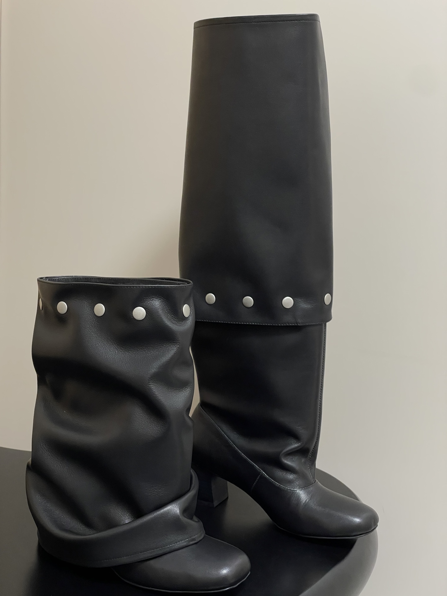 NO:438189,- Niche brand Paloma Wool 2025 early autumn new style, retro pile boots, multiple ways to wear, wear multiple shoes, neat leather splicing rivets, collision tension between toughness and smoothness, a variety of shapes that can be straightened and wrinkled, with fashionable genes that break the routine, with a cool aura, is a fashionable and ruthless product that can step on the street highlights. The leather of the boots is an unexpectedly good texture and very delicate. The leather of the boots is an old design, and paloma-wool maintains the usual relaxation and 'wild' feeling of her home. The delicate leather will slowly produce unique traces as she uses it. This is also one of the selling points of her home's leather products this year!  The size of the shoes is also the right size, and it is very comfortable to wear~btw just restocked last night now the beige has begun to be discontinued. You can imagine how popular it is. Cowhide upper, cowhide feet inside, original molded rubber sole, size 35-39 (40.41 custom made without return), boots, boots, cowhide, boots, cowhide19860909- 小众品牌 Paloma Wool 2025早秋新款 复古堆堆靴 多种穿法 一鞋多穿 利落皮革拼接铆钉 在硬朗与柔滑间碰撞张力 可直筒可褶皱的百变形态 自带打破常规的时髦基因 自带飒爽气场 是能踩出街头高光的时髦狠货  皮质是出乎意料的好质感,非常娇嫩.靴子的皮料是做旧的设计,paloma-wool保持了她家一 贯的松弛感和“野生”感,娇嫩的皮质会随着使用慢慢产生独有的痕迹,这也是她家今年皮质产品卖点之一吧！当鞋子的尺码也是正码,穿起来也很舒适~btw昨晚刚刚补货现在米色已经开始断码了,可想而知有多少火爆吧 鞋面牛皮 垫脚内里牛皮 鞋底原版开模橡胶大底 码数35-39（40.41定做不退换）,靴子,boots,cowhide,Women's Shoes