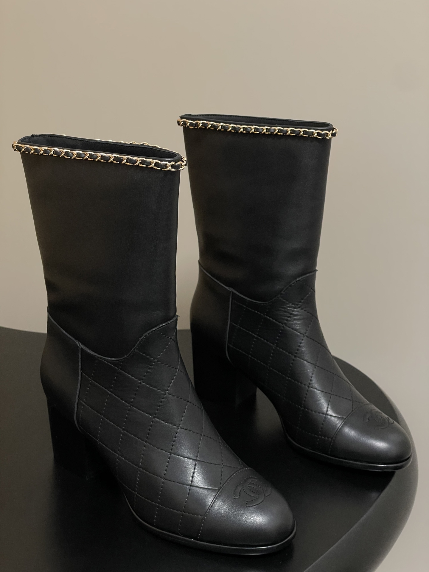 NO:439073,Short boots - long boots - New Chanel in early autumn, Xiaoxiang 25B autumn and winter catwalk diamond chain short boots high heel boots, thick heeled boots, iconic chain design, play the classics!  The rough but exquisite metal chain surrounds the boot, achieving a delicate balance between hardness and softness, and collides with a strong and impactful spark of fashion. When walking, the chain sways gently with the pace, making a pleasant sound, and shows unrestrainedness in every move. The clever design of the middle heel not only ensures the comfort of wearing, whether it is paired with simple wide-leg pants. Create a casual and atmospheric workplace style or matches shorts to show the playfulness of youthfulness or slim jeans to interpret the casual and fashionable urban style, every step is on the aesthetic point. It is a 'hard product' that can be worn in the closet for ten years. Custom leather/denim soles Italian leather outsole heel height 6cm  Number of codes 35-39 (40.41 custom made without return), boots, chanel, boots, skirts, shorts, jeans, Leather soles19860909短靴-长靴- 早秋新款Chanel 小香25B秋冬走秀款菱格链条短靴高跟长靴 粗跟裤管靴 标志性的链条设计,把经典玩出花！粗旷却不失精致的金属链条环绕靴筒,在硬朗与柔美间达到精妙平衡,碰撞出极具冲击力的时尚火花.行走时 链条随着步伐轻轻晃动,发出悦耳声响 举手投足间尽显潇洒不羁 .中跟的巧妙设计 既保证了穿着的舒适度,无论是搭配简约的阔腿裤.营造随性大气的职场风格 还是与短裙短裤相配 展露青春活力的俏皮感 亦或是配上修身牛仔裤 演绎休闲时尚的都市风情, 每一步都踩在审美点上 是衣橱里能穿十年的“硬货” 鞋面定制皮料/牛仔布 鞋底意大利真皮大底 跟高6cm 码数35-39（40.41定做不退换）,靴子,chanel,boots,skirts,shorts,jeans,Leather soles,Women's Shoes