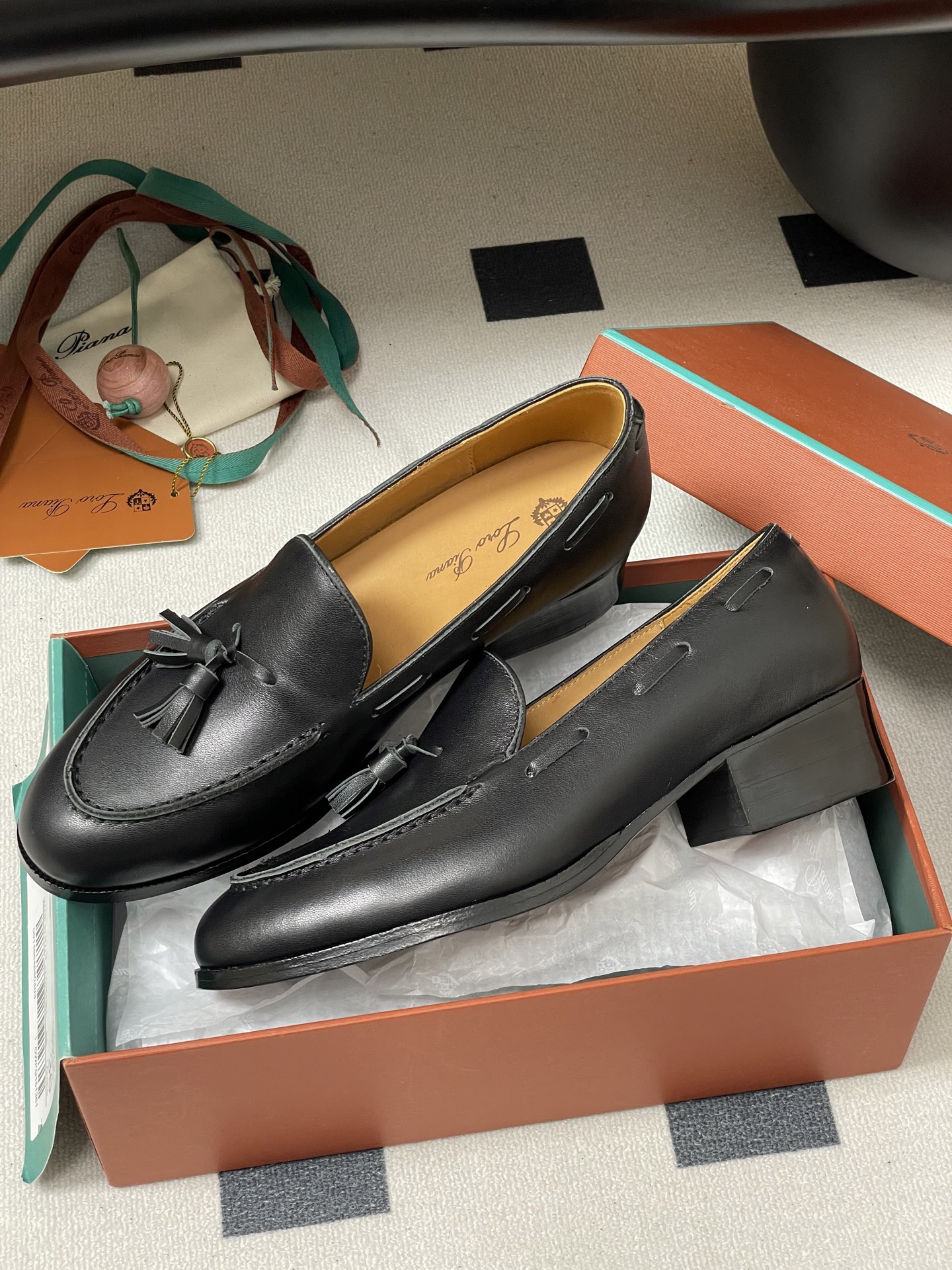 Sergei’s Oxen Skin Loaf Shoes by Loro Piana: Classic Design with Natural Radiance - 图片 4