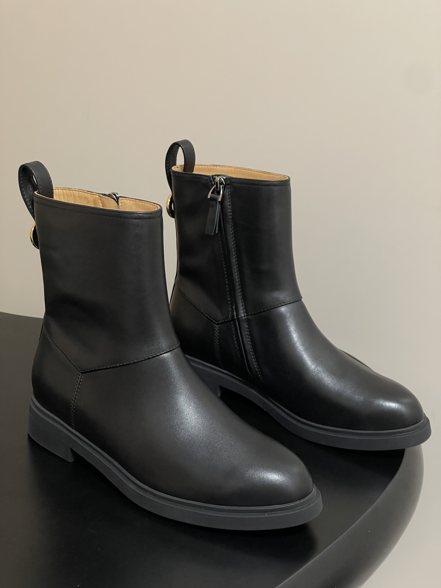 NO:441605,- Loro Piana LP 55s autumn and winter new Kilda ankle boots side zipper boots This iconic ankle boot is made of waxed cowhide leather/suede sheepskin material, giving it a rustic and unique retro aesthetic. The casual and exquisite style is suitable for both urban style and relaxing weekend outfits. The sole is Loro Piana anti-slip rubber sole. Leather lining, inner zipper closure, top with the same color zipper head and metallic details on the back. Engraved brand logo leather ring pull tab, one-piece same color rubber sole with non-slip LP details!  Fine upper with sheep skin/calf leather inner foot padded cowhide sole original molded rubber outsole size 35-39 (40.41 custom made without return or exchange), boots, loro piana, loro piana, boots, cowhide, sheepskin, sheep19860909- Loro Piana 诺悠翩雅 LP 55s秋冬新款 Kilda踝靴侧拉链短靴 这款标志性踝靴采用打蜡牛皮革/绒面羊皮材质,赋予其质朴而独特的复古美感.休闲而精致的款式既适合都市造型,也适合轻松的周末装扮.鞋底为Loro Piana防滑橡胶底.皮革衬里,内侧拉链开合,上部配同色系拉链头 后侧金属色细节.镌刻品牌徽标皮革环形拉袢 一体式同色系橡胶鞋底橡胶鞋底,带防滑LP细节！ 鞋面细腻羊猄皮/小牛皮 内里垫脚牛皮 鞋底原版开模橡胶大底 码数35-39（40.41定做不退换）,靴子,loro piana,loro piana,boots,cowhide,sheepskin,sheep,Women's Shoes