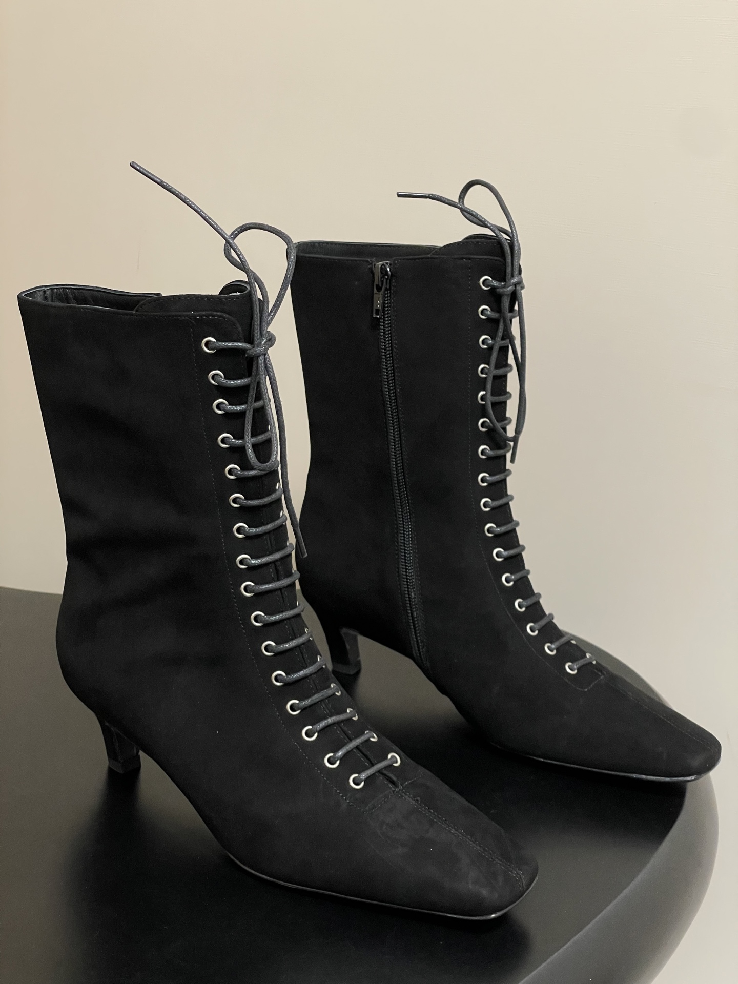 NO:441606,- Toteme 25S autumn and winter new style classic small square toe lace-up short boots side zipper kitten heel boots adopt square toe design, neat and atmospheric lines, retaining the retro charm, and modifying the foot shape and improving comfort; kitten heels are of moderate height, taking into account walking stability and fashion sense, and there is no pressure for daily commuting or leisure outing. The uniformly distributed metal shoe eye on both sides of the shoe body, paired with shoe laces in the same color, can create different styles by adjusting the elasticity of the shoe laces - it is more capable and neat when tied, and slightly looser. The shoe side is also equipped with a zipper, which takes into account decorative and practicality, making it easy to put on and off. The upper is high mercerized beef reverse velvet, inner foot pad sheepskin, sole Italian leather outsole, size 35-39 (40.41 custom made without return or replacement), boots, boots, sheepskin, Leather soles19860909- Toteme 25S秋冬新款 经典小方头系带短靴侧拉链小猫跟靴子 采用方头设计,线条利落大气,既保留复古韵味,又能修饰脚型、提升舒适感；小猫跟,高度适中,兼顾行走稳定性与时尚感,日常通勤或休闲出街都无压力. 鞋身两侧分布均匀的金属鞋眼,搭配同色系鞋带,可通过调整鞋带松紧塑造不同风格——系紧时更显干练利落,微松则增添随性感；鞋侧还设有拉链,兼顾装饰性与实用性,穿脱便捷. 鞋面高丝光牛反绒 内里垫脚羊皮 鞋底意大利真皮大底 码数35-39（40.41定做不退不换）,靴子,boots,sheepskin,Leather soles,Women's Shoes