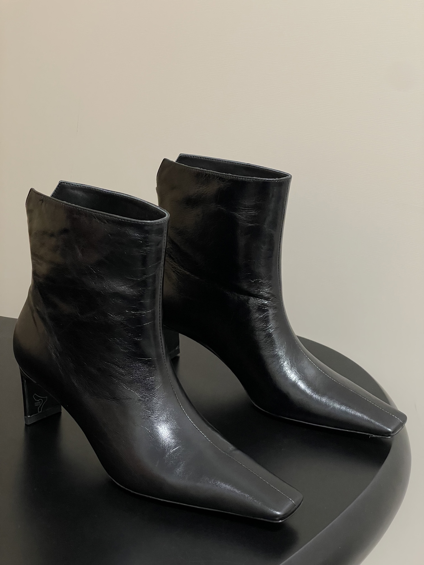 NO:441611,- 25Ss autumn and winter new Khaite niche trendy brand small square toe short boots beautiful nude boots. Fashionable and minimal simple square toe with cat heel design. It is chic and versatile and has a stable feel. The shoe shape is slender and fashionable, and the slight accumulation of the feeling of legs is super thin. The goddess's versatile leg slim boots can easily create fashionable long legs!  And there is no need to think about matching. The dress and short skirt are very beautiful. Upper cowhide/sheep leather, inner foot pad sheepskin soles imported from Italy, size 35-39 (40.41 custom made without return or exchange), boots, boots, skirts, cowhide, sheepskin, sheep, Leather soles19860909- 25Ss秋冬新款Khaite 小众潮牌小方头短靴绝美裸靴 时髦极小简方头搭配猫跟的设计 潇洒百搭而且脚感很稳.鞋型纤细又时髦,微微的堆积感超显腿细 女神的百搭瘦腿靴,轻松穿出时尚大长腿！ 而且在搭配上不用多做思考 连衣裙和小短裙都非常好看. 鞋面牛皮/羊猄皮 内里垫脚羊皮 鞋底意大利进口真皮大底 码数35-39（40.41定做不退换）,靴子,boots,skirts,cowhide,sheepskin,sheep,Leather soles,Women's Shoes