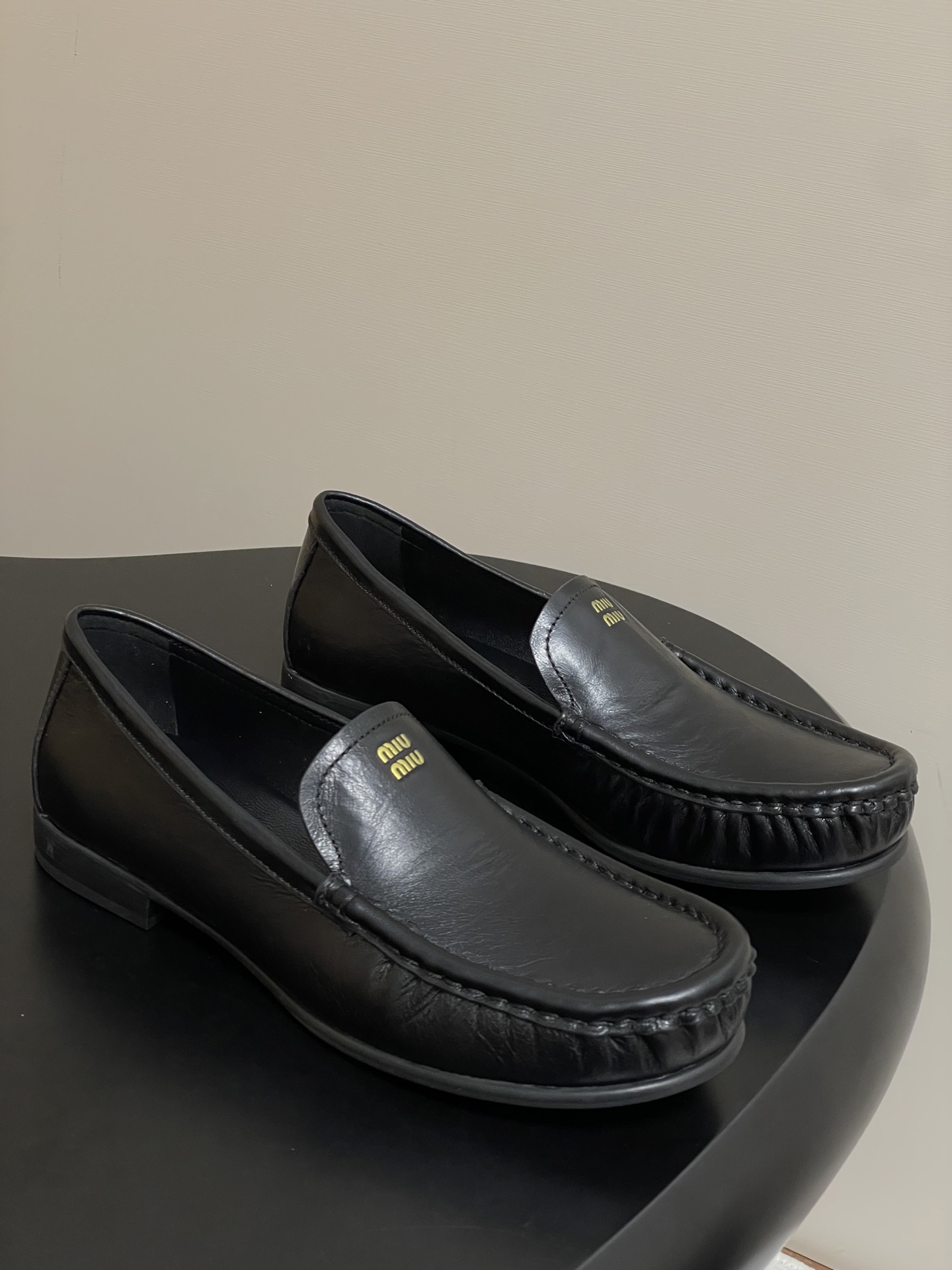 NO:443002,- 25ss autumn and winter show new Miu Miu Miu round-toed loafers simple old-fashioned flat-sole shoes This Brock shoes have a classic simple design, decorated with two striped details of Miu Miu printed characters. The detailed design stands out among the many loafers. The overall shoe shape is round and delicate, not heavy at all, and can completely expose the ankles. The proportion of the leg lines is good. The old-fashioned feeling of the shoes is very exciting, especially the popular sports shoes in the previous few seasons. This time, the new leather buckle version was launched, which is quite interesting. The detailed design stands out among the many loafers. The overall shoe shape is round and delicate, not heavy at all, and can completely expose the ankles. The proportion of the leg lines is good. The upper cowhide/suede inner foot pad sheepskin sole original open mold rubber sole  Number of codes 35-39 (40.41 custom made without return or exchange), loafers, miumiu, loafers, sneakers, cowhide, sheepskin, chamois leather19860909- 25ss秋冬走秀新款Miu Miu 缪缪 圆头乐福鞋 简约老钱风平底单鞋 这款布洛克鞋线条简约设计经典,饰以Miu Miu印字两处条纹细节.细节的设计在一众乐福鞋中脱颖而出,整体鞋型圆滑秀气一点不笨重,可以完全露出脚踝处,称的腿部线条比例较好 鞋子的做旧感很戳我,尤其是前几季很是热门的运动鞋款,这次推出了皮革搭扣版本新作,挺有意思,细节的设计在一众乐福鞋中脱颖而出,整体鞋型圆滑秀气一点不笨重,可以完全露出脚踝处,称的腿部线条比例较好 鞋面牛皮/麂皮 内里垫脚羊皮 鞋底原版开模橡胶大底 码数35-39（40.41定做不退换）,乐福鞋,miumiu,loafers,sneakers,cowhide,sheepskin,chamois leather,Women's Shoes