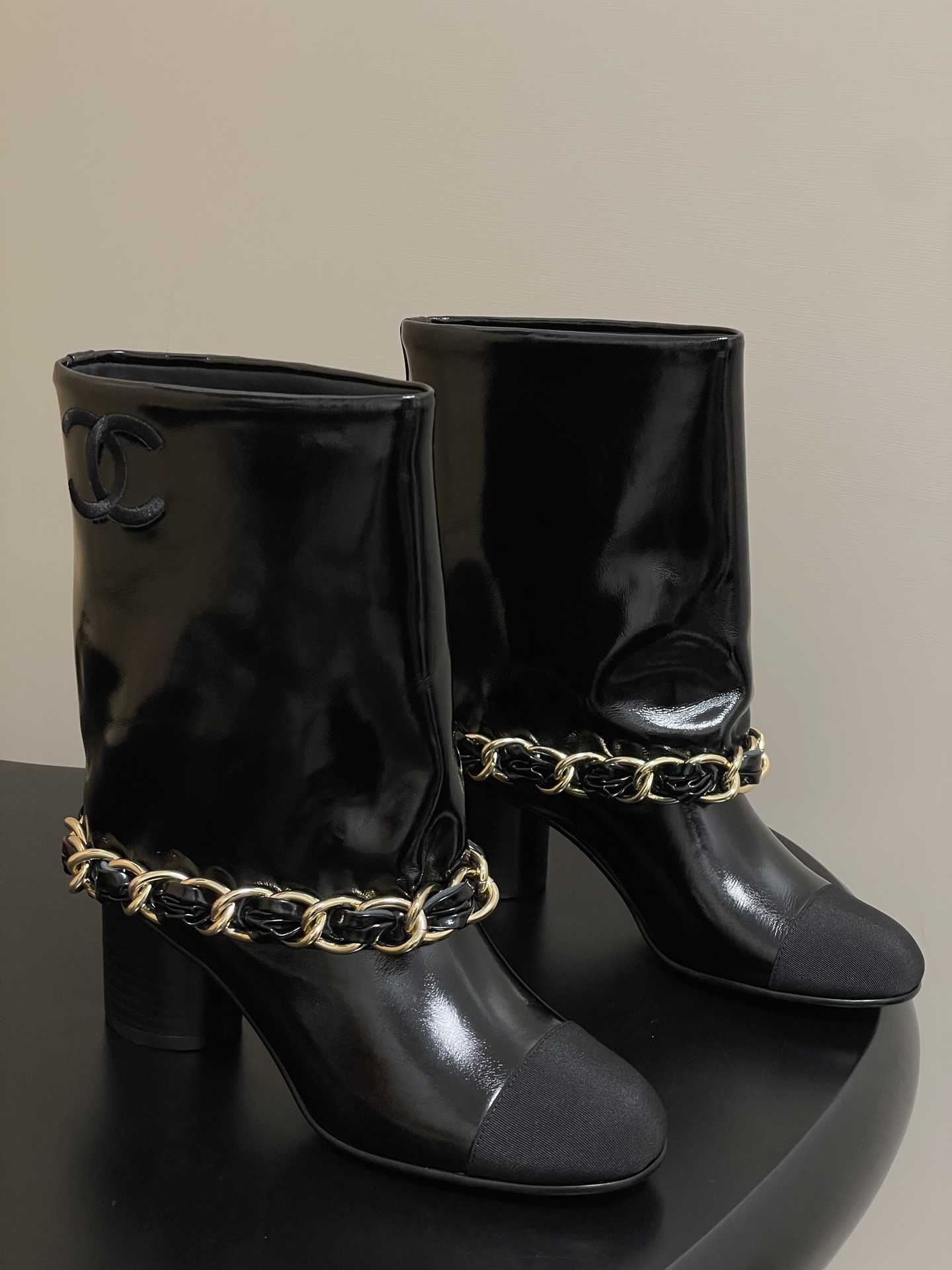 NO:443000,- New Chanel for autumn and winter catwalks, Xiaoxiang 25B for autumn and winter catwalks, big chain boots, thick heels trouser boots, iconic large chain design, make the classics come true!  The rough but exquisite metal chain surrounds the boot, achieving a delicate balance between hardness and softness, and collides with a strong and impactful spark of fashion. When walking, the chain sways gently with the pace, making a pleasant sound, and shows unrestrainedness in every move. The clever design of the heel not only ensures the comfort of wearing, whether it is paired with simple wide-leg pants. Create a casual and atmospheric workplace style or matches shorts to show the playfulness of youthfulness or slim jeans to interpret the casual and fashionable urban style, every step is on the aesthetic point. It is a 'hard product' that can be worn in the closet for ten years. Customized leather upper, Italian leather sole, heel height 6cm  Number of codes 35-39 (40.41 custom made without return), boots, chanel, boots, skirts, shorts, jeans, Leather soles19860909- 秋冬走秀新款Chanel 小香25B秋冬走秀款翻口大链条短靴 粗跟裤管靴 标志性的大链条设计,把经典玩出花！粗旷却不失精致的金属链条环绕靴筒,在硬朗与柔美间达到精妙平衡,碰撞出极具冲击力的时尚火花.行走时 链条随着步伐轻轻晃动,发出悦耳声响 举手投足间尽显潇洒不羁 .中跟的巧妙设计 既保证了穿着的舒适度,无论是搭配简约的阔腿裤.营造随性大气的职场风格 还是与短裙短裤相配 展露青春活力的俏皮感 亦或是配上修身牛仔裤 演绎休闲时尚的都市风情, 每一步都踩在审美点上 是衣橱里能穿十年的“硬货” 鞋面定制皮料 鞋底意大利真皮大底 跟高6cm 码数35-39（40.41定做不退换）,靴子,chanel,boots,skirts,shorts,jeans,Leather soles,Women's Shoes