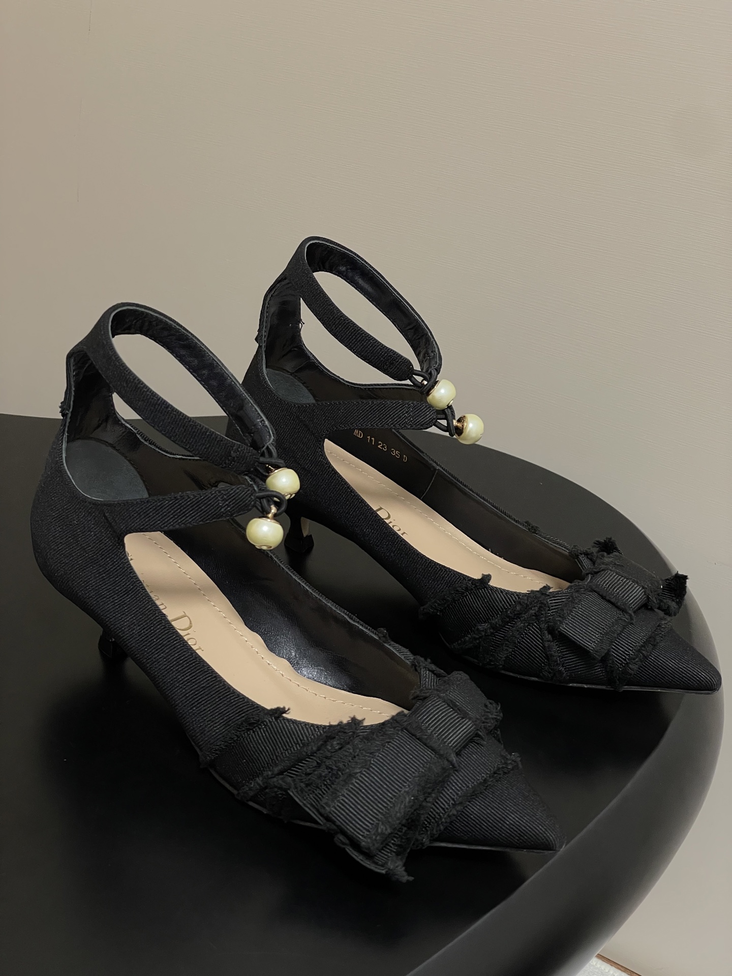 NO:443032,- With high-end aircraft box 25ss early spring new Dior D-Adiorable series bow-tie fringed grosgrain single shoes pointy pearl kitten heels This Adiorable high heel sandal is a new product in the early spring 2025 early spring garment series, fashionable and elegant. It is carefully crafted from fringed grosgrain and other materials, with irregular bows on the front, and is inspired by classic Dior Tribales earrings. White resin beads. Customized upper grosgrain fabric. Inner footsteps sheepskin sole. Italian A-grade leather outsole. Heel height 3.5cm. Size 35-39 (40.41.42. Custom made without return). Slippers sandals, balenciaga, dior, dior, sandals, slippers, earrings, sheepskin, Leather soles.19860909-配高档飞机盒 25ss早春新款Dior迪奥D-Adiorable系列 蝴蝶结流苏罗缎面单鞋 尖头珍珠小猫跟鞋 这款 Adiorable 高跟凉鞋是二零二五早春成衣系列新品,时尚优雅.采用流苏罗缎等材质精心制作,正面饰以不规则蝴蝶结,搭配灵感源自经典 Dior Tribales 耳环的 CD 标志白色树脂珠饰 鞋面定制罗缎面料 内里垫脚羊皮 鞋底意大利A级真皮大底 跟高3.5cm 码数35-39（40.41.42定做不退换）,拖鞋凉鞋,balenciaga,dior,dior,sandals,slippers,earrings,sheepskin,Leather soles,Women's Shoes