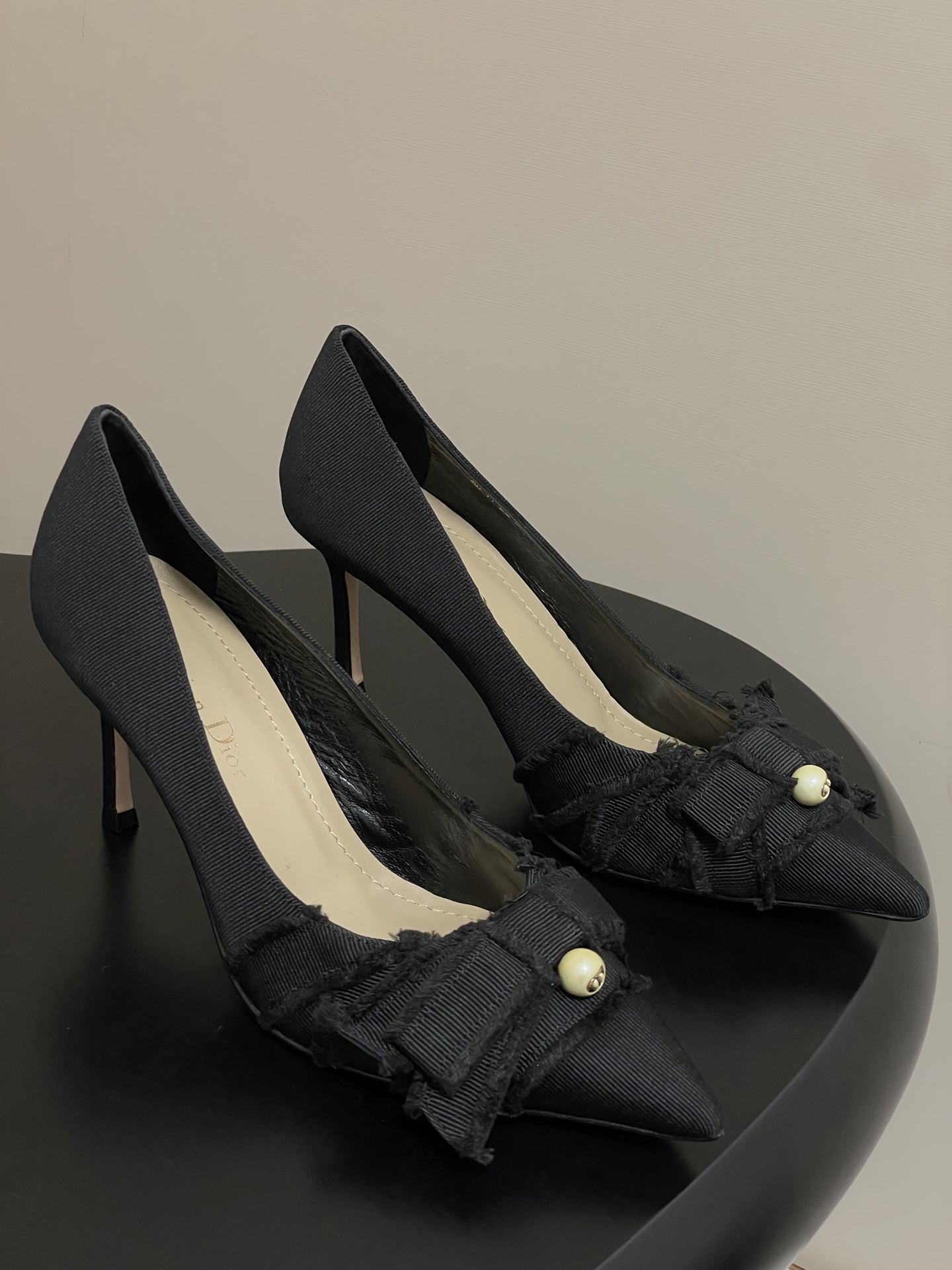 NO:443038,-With high-end aircraft box 25ss early spring new Dior D-Adiorable series bow-tie fringed grosgrain single shoes pointy pearl kitten heels This Adiorable high heel sandal is a new product in the early spring 2025 early spring garment series, fashionable and elegant. It is carefully crafted from fringed grosgrain and other materials, with irregular bows on the front, and is inspired by classic Dior Tribales earrings. White resin beads. Upper custom grosgrain fabric. Inner footsteps sheepskin sole. Italian A-grade leather outsole. Heel height 10cm. Size 35-39 (40.41.42. Custom made without return). Slipper sandals, balenciaga, dior, dior, sandals, slippers, earrings, sheepskin, Leather soles.19860909-配高档飞机盒 25ss早春新款Dior迪奥D-Adiorable系列 蝴蝶结流苏罗缎面单鞋 尖头珍珠小猫跟鞋 这款 Adiorable 高跟凉鞋是二零二五早春成衣系列新品,时尚优雅.采用流苏罗缎等材质精心制作,正面饰以不规则蝴蝶结,搭配灵感源自经典 Dior Tribales 耳环的 CD 标志白色树脂珠饰 鞋面定制罗缎面料 内里垫脚羊皮 鞋底意大利A级真皮大底 跟高10cm 码数35-39（40.41.42定做不退换）,拖鞋凉鞋,balenciaga,dior,dior,sandals,slippers,earrings,sheepskin,Leather soles,Women's Shoes