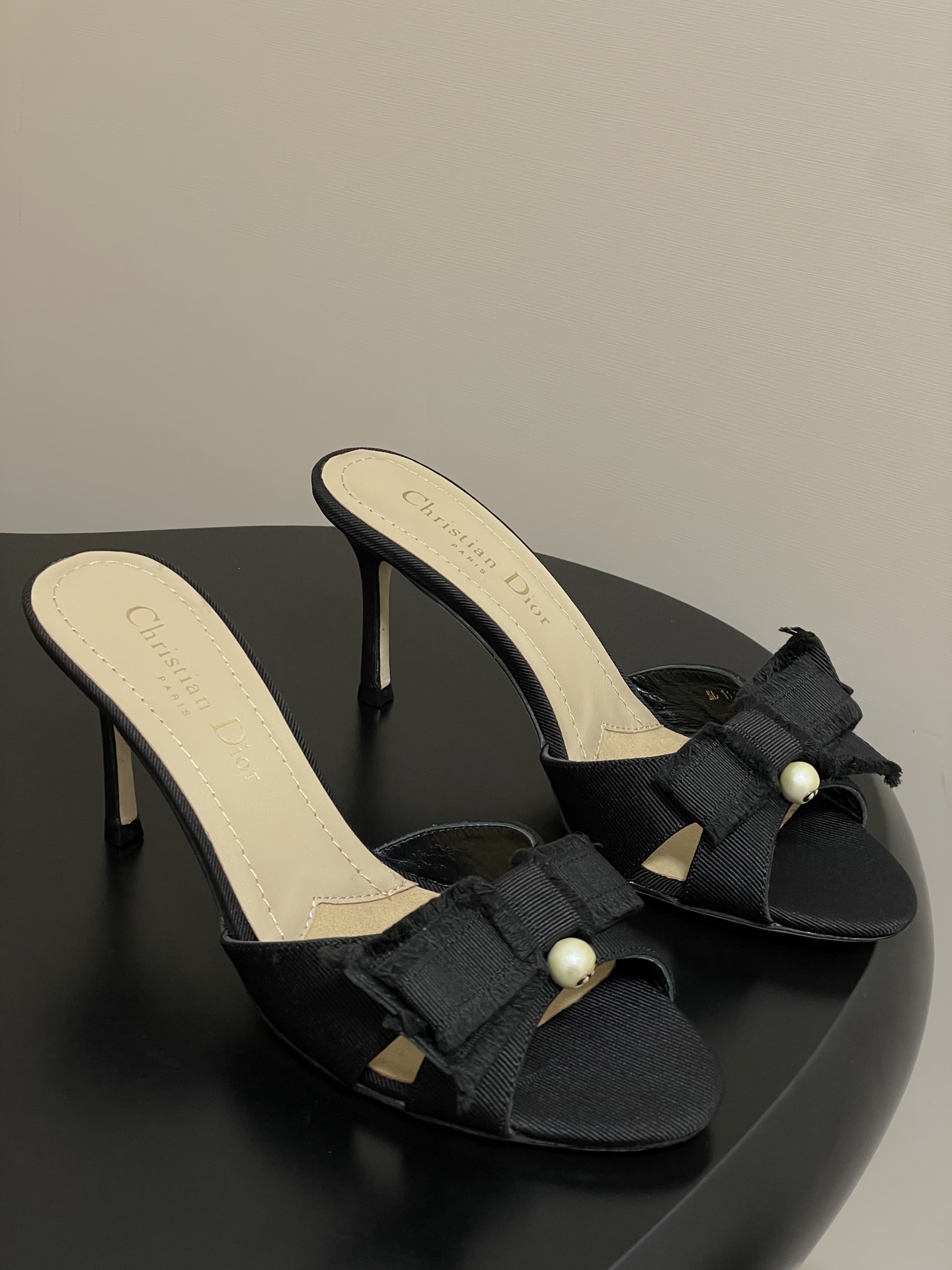 NO:442970,- With high-end aircraft box 25ss Early Spring New Dior D-Adiorable Series Bow Tassel Grossgrain Single Shoes Fish Mouth Pearl High Heeled Heel Sandals This Adiorable High Heel Sandals is a new product in the early spring 2025 Early Spring garment series, which is fashionable and elegant. It is carefully crafted from fringed grosgrain and other materials, with irregular bows on the front, and is inspired by classic Dior Tribales earrings. White resin beads. Upper custom grosgrain fabric. Inner footstepped sheepskin. Sole Italian A-grade leather outsole. Heel height 10cm. Size 35-39 (40.41.42. Custom made without return or exchange), slippers sandals, balenciaga, dior, dior, sandals, slippers, earrings, sheepskin, Leather soles19860909-配高档飞机盒 25ss早春新款Dior迪奥D-Adiorable系列 蝴蝶结流苏罗缎面单鞋 鱼嘴珍珠高跟露跟凉鞋 这款 Adiorable 高跟凉鞋是二零二五早春成衣系列新品,时尚优雅.采用流苏罗缎等材质精心制作,正面饰以不规则蝴蝶结,搭配灵感源自经典 Dior Tribales 耳环的 CD 标志白色树脂珠饰 鞋面定制罗缎面料 内里垫脚羊皮 鞋底意大利A级真皮大底 跟高10cm 码数35-39（40.41.42定做不退换）,拖鞋凉鞋,balenciaga,dior,dior,sandals,slippers,earrings,sheepskin,Leather soles,Women's Shoes