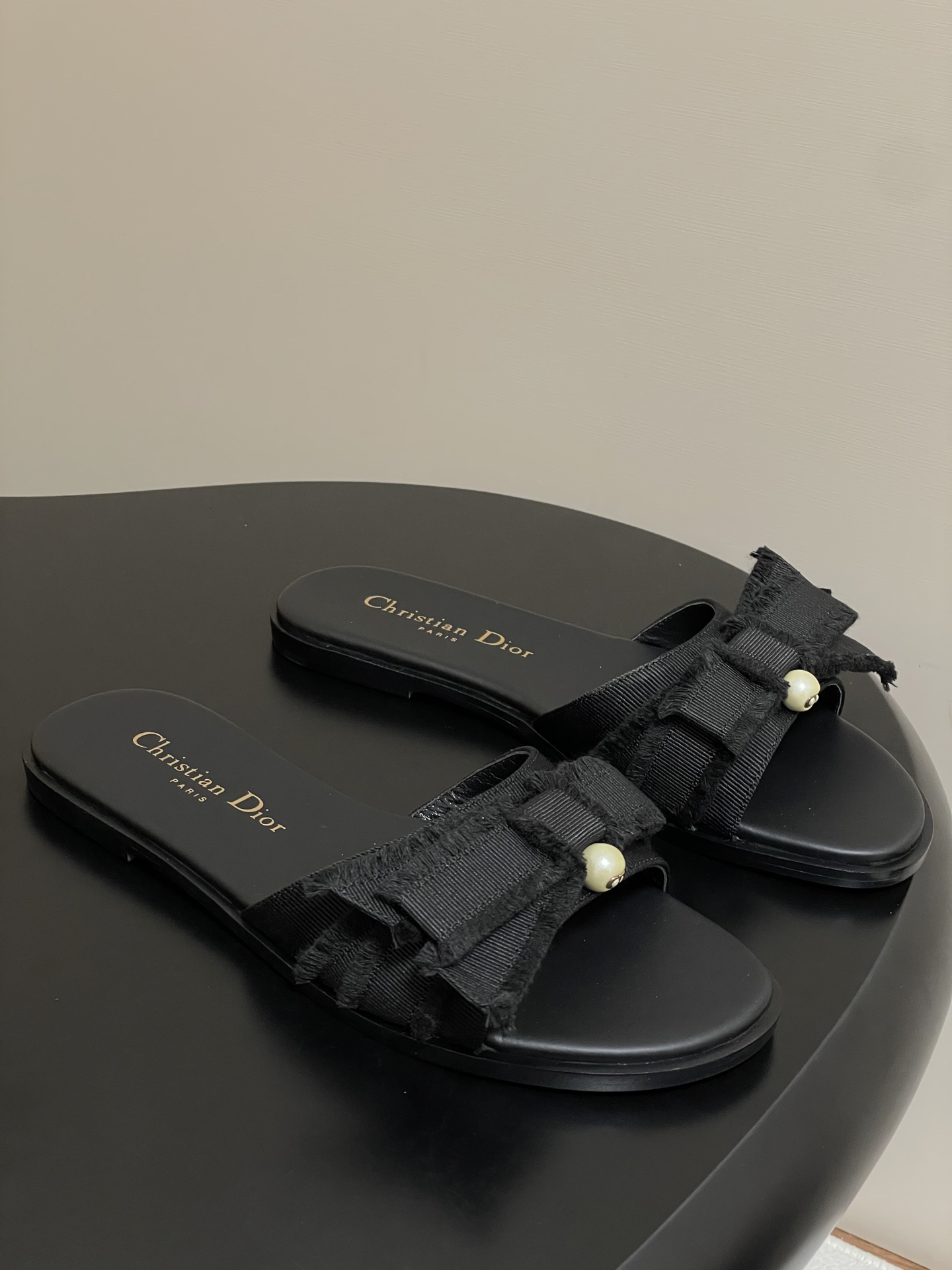 NO:442978,- With high-end aircraft box 25ss Early Spring New Dior D-Adiorable Series Bow Tassel Grossgrain Single Shoes Fish Mouth Pearl High Heeled Heel Sandals This Adiorable High Heeled Sandals is a new product in the early spring 2025 Early Spring garment series, which is stylish and elegant. It is carefully crafted from fringed grosgrain and other materials, with irregular bows on the front, and is inspired by classic Dior Tribales earrings. White resin beads. Customized upper grosgrain fabric. Inner footstepped sheepskin sole. Italian A-grade leather outsole. Heeled high flat sole. Size 35-39 (40.41.42. Custom made without return or exchange). Slippers sandals, balenciaga, dior, dior, sandals, slippers, earrings, sheepskin, Leather soles.19860909-配高档飞机盒 25ss早春新款Dior迪奥D-Adiorable系列 蝴蝶结流苏罗缎面单鞋 鱼嘴珍珠高跟露跟凉鞋 这款 Adiorable 高跟凉鞋是二零二五早春成衣系列新品,时尚优雅.采用流苏罗缎等材质精心制作,正面饰以不规则蝴蝶结,搭配灵感源自经典 Dior Tribales 耳环的 CD 标志白色树脂珠饰 鞋面定制罗缎面料 内里垫脚羊皮 鞋底意大利A级真皮大底 跟高平底 码数35-39（40.41.42定做不退换）,拖鞋凉鞋,balenciaga,dior,dior,sandals,slippers,earrings,sheepskin,Leather soles,Women's Shoes