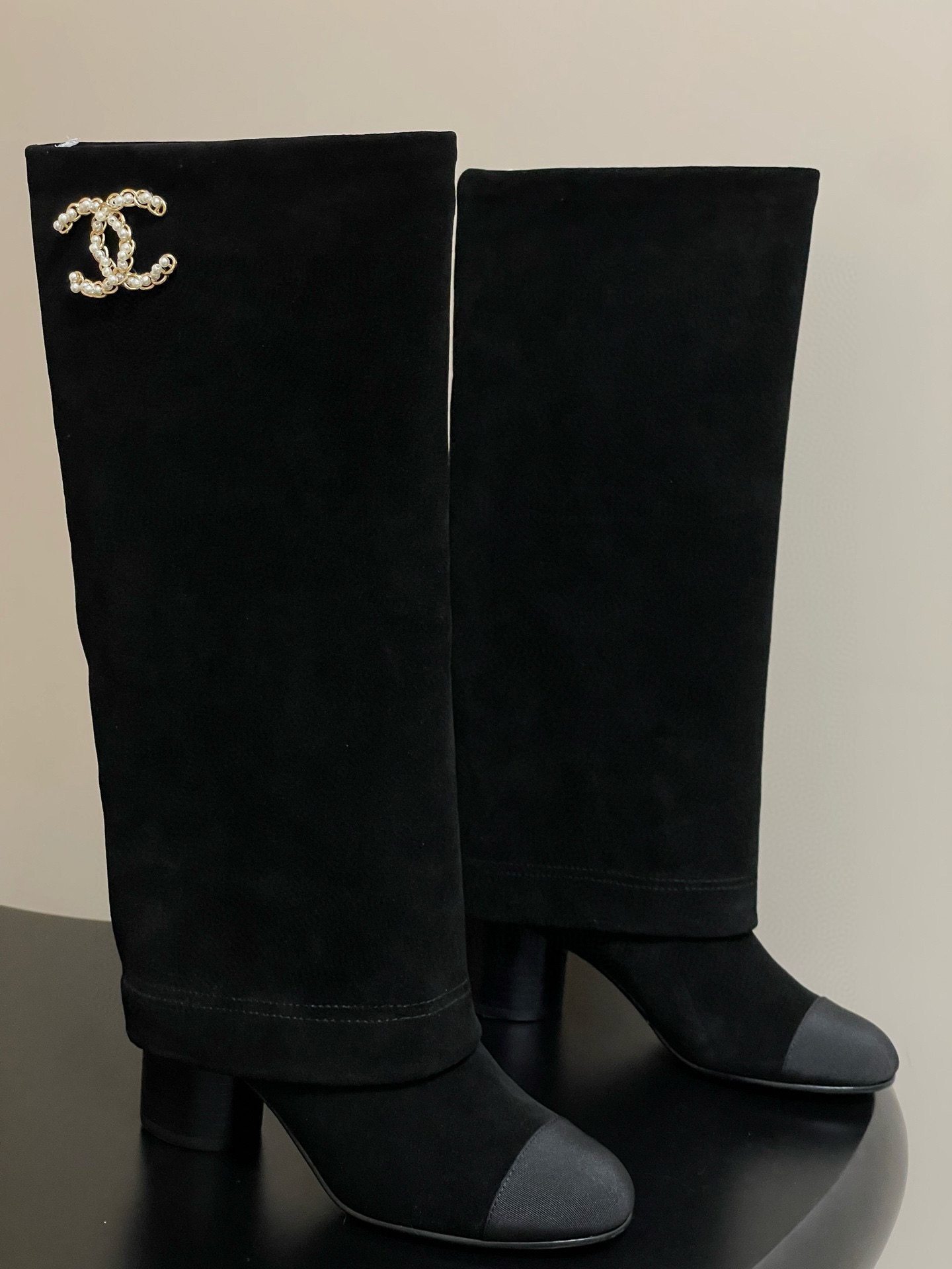 NO:442984,- New Chanel Xiaoxiang 25B autumn and winter catwalk style pearl double C button boots, thick heeled trouser boots, iconic double C button design, play the classic!  The rough but exquisite metal chain surrounds the boot, achieving a delicate balance between hardness and softness, and collides with a strong and impactful spark of fashion. When walking, the chain sways gently with the pace, making a pleasant sound, and shows unrestrainedness in every move. The clever design of the heel not only ensures the comfort of wearing, whether it is paired with simple wide-leg pants. Create a casual and atmospheric workplace style or matches shorts to show the playfulness of youthfulness or slim jeans to interpret the casual and fashionable urban style, every step is on the aesthetic point. It is a 'hard product' that can be worn in the closet for ten years. Customized leather upper, Italian leather sole, heel height 6cm  Number of codes 35-39 (40.41 custom made without return), boots, chanel, boots, skirts, shorts, jeans, Leather soles19860909- 早秋新款Chanel 小香25B秋冬走秀款翻口珍珠双C扣长靴 粗跟裤管靴 标志性的双C扣设计,把经典玩出花！粗旷却不失精致的金属链条环绕靴筒,在硬朗与柔美间达到精妙平衡,碰撞出极具冲击力的时尚火花.行走时 链条随着步伐轻轻晃动,发出悦耳声响 举手投足间尽显潇洒不羁 .中跟的巧妙设计 既保证了穿着的舒适度,无论是搭配简约的阔腿裤.营造随性大气的职场风格 还是与短裙短裤相配 展露青春活力的俏皮感 亦或是配上修身牛仔裤 演绎休闲时尚的都市风情, 每一步都踩在审美点上 是衣橱里能穿十年的“硬货” 鞋面定制皮料 鞋底意大利真皮大底 跟高6cm 码数35-39（40.41定做不退换）,靴子,chanel,boots,skirts,shorts,jeans,Leather soles,Women's Shoes
