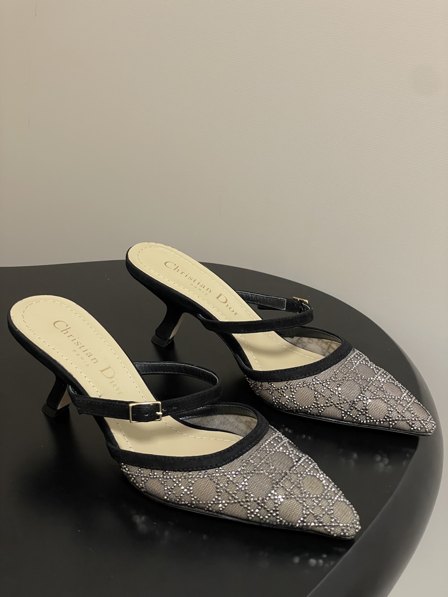 NO:443336,- Top quality (with high-end aircraft box) 25ss early spring new Dior D-Capture brilliant starry sky series classic rattan plaid hot diamond mesh crystal diamond high heel single shoes kitten heel empty sandals pointed toe high heel mules cat heel bag toe half slipper wedding shoes show new style bling...bling... mesh crystal diamond single shoes sandal wedding shoes series celebrity same rhinestone rattan plaid pattern, crystal iron diamond decoration is decorated with embellishment!  Cute and playful, age-reducing without losing the sense of high-end ~ A rich girl is a visual experience~ an elegant and elegant socialite style!  The foot is super beautiful~ it shows the elegant temperament. A must-have item for exquisite fairies. Customized upper mesh inlaid with Australian rhinestones. Inner footbed sheepskin. Sole Italian A-grade leather outsole. Heel height 6.5cm/10cm. Size 35-39 (40.41.42. Customized for non-return and exchange), semi-slippers, dior, dior, sandals, slippers, sheepskin, Leather soles19860909-顶级品质（配高档飞机盒） 25ss早春新款Dior 迪奥D-Capture璀璨星河系列经典藤格纹烫钻网纱水晶钻高跟单鞋小猫跟后空凉鞋尖头高跟穆勒鞋猫跟包头半拖鞋婚鞋 走秀新款bling...bling...网纱水晶钻单鞋凉鞋婚鞋系列 明星同款水钻藤格纹图案,水晶烫钻饰以点缀！ 可爱俏皮减龄又不失高级感～富家千金即视感～高雅大气名媛风！ 上脚超美～尽显优雅气质 精致小仙女必入单品 鞋面定制网面镶烫澳洲水钻 内里垫脚羊皮 鞋底意大利A级真皮大底 跟高6.5cm/10cm 码数35-39（40.41.42定做不退换）,半拖凉鞋,dior,dior,sandals,slippers,sheepskin,Leather soles,Women's Shoes