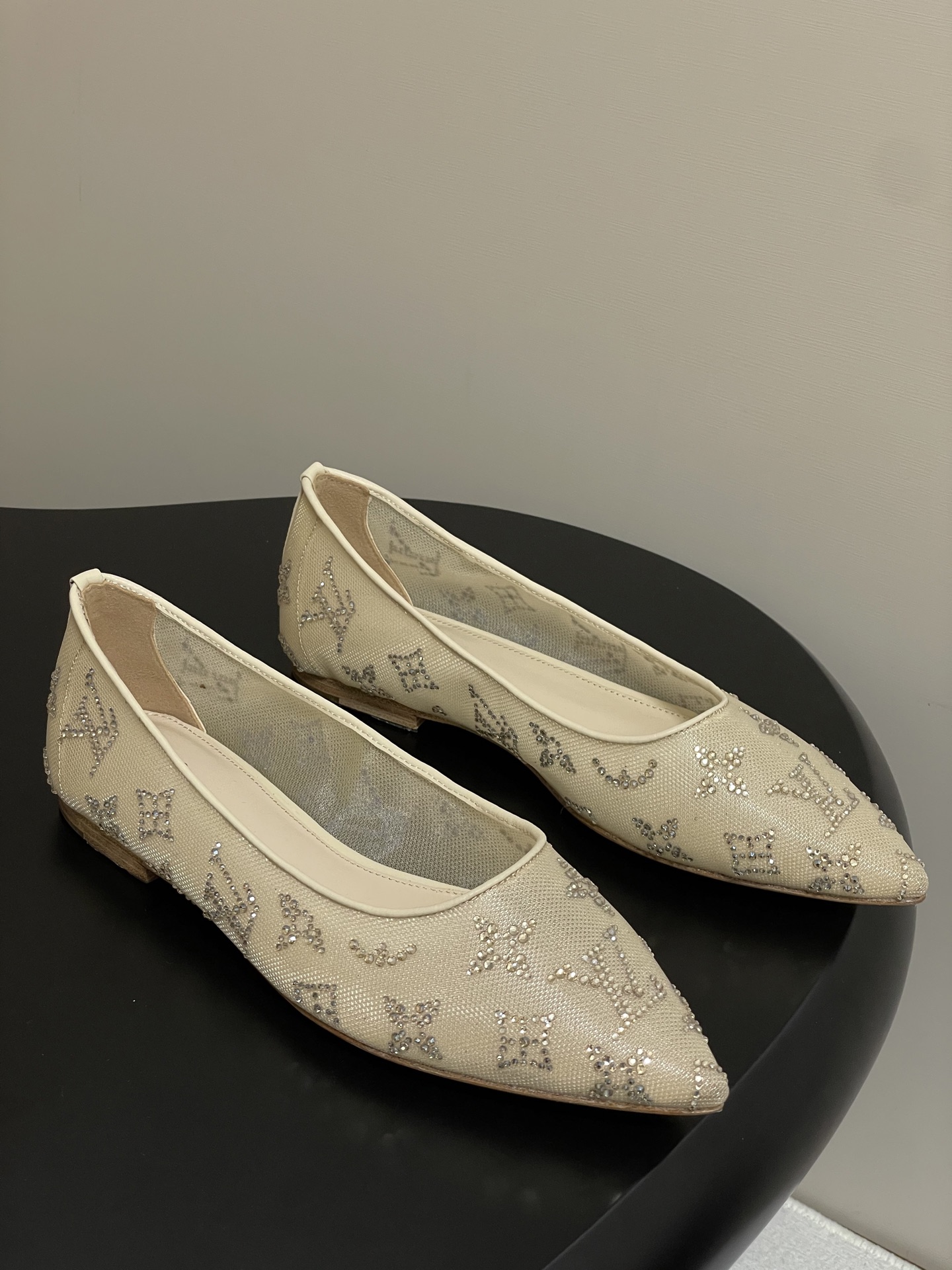 “Louis Vuitton Summer Shoes: Net-Covered Fairy Soles for Comfort and Elegance” - 图片 1