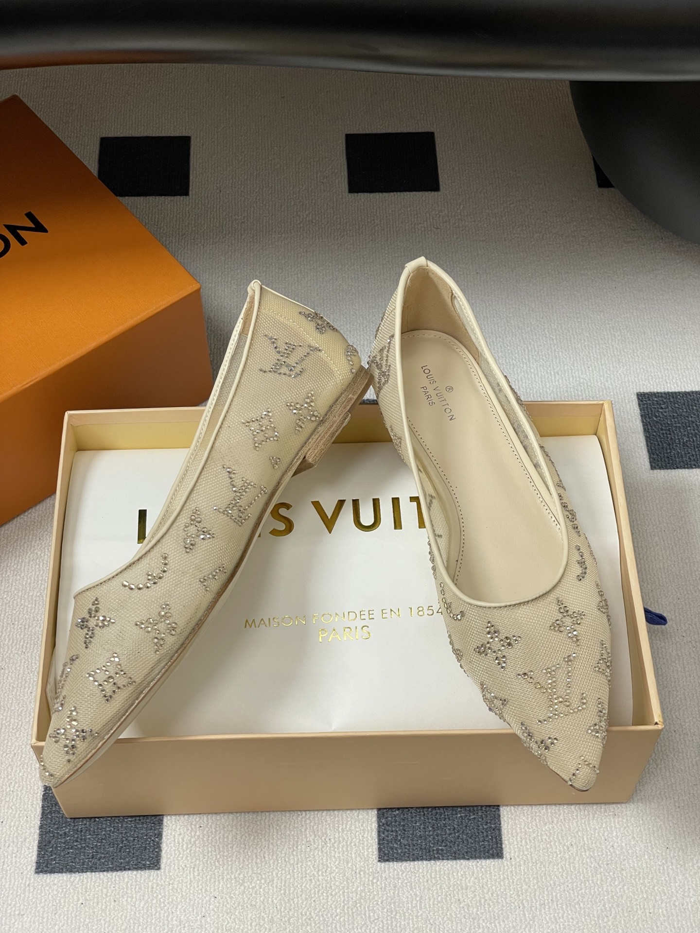“Louis Vuitton Summer Shoes: Net-Covered Fairy Soles for Comfort and Elegance” - 图片 6
