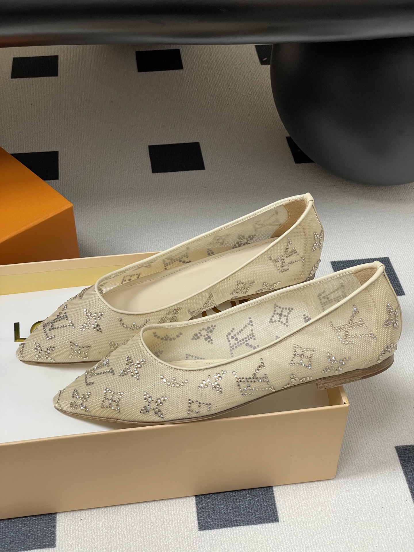“Louis Vuitton Summer Shoes: Net-Covered Fairy Soles for Comfort and Elegance” - 图片 4
