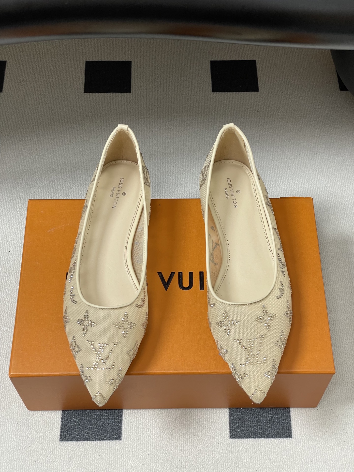 “Louis Vuitton Summer Shoes: Net-Covered Fairy Soles for Comfort and Elegance” - 图片 5