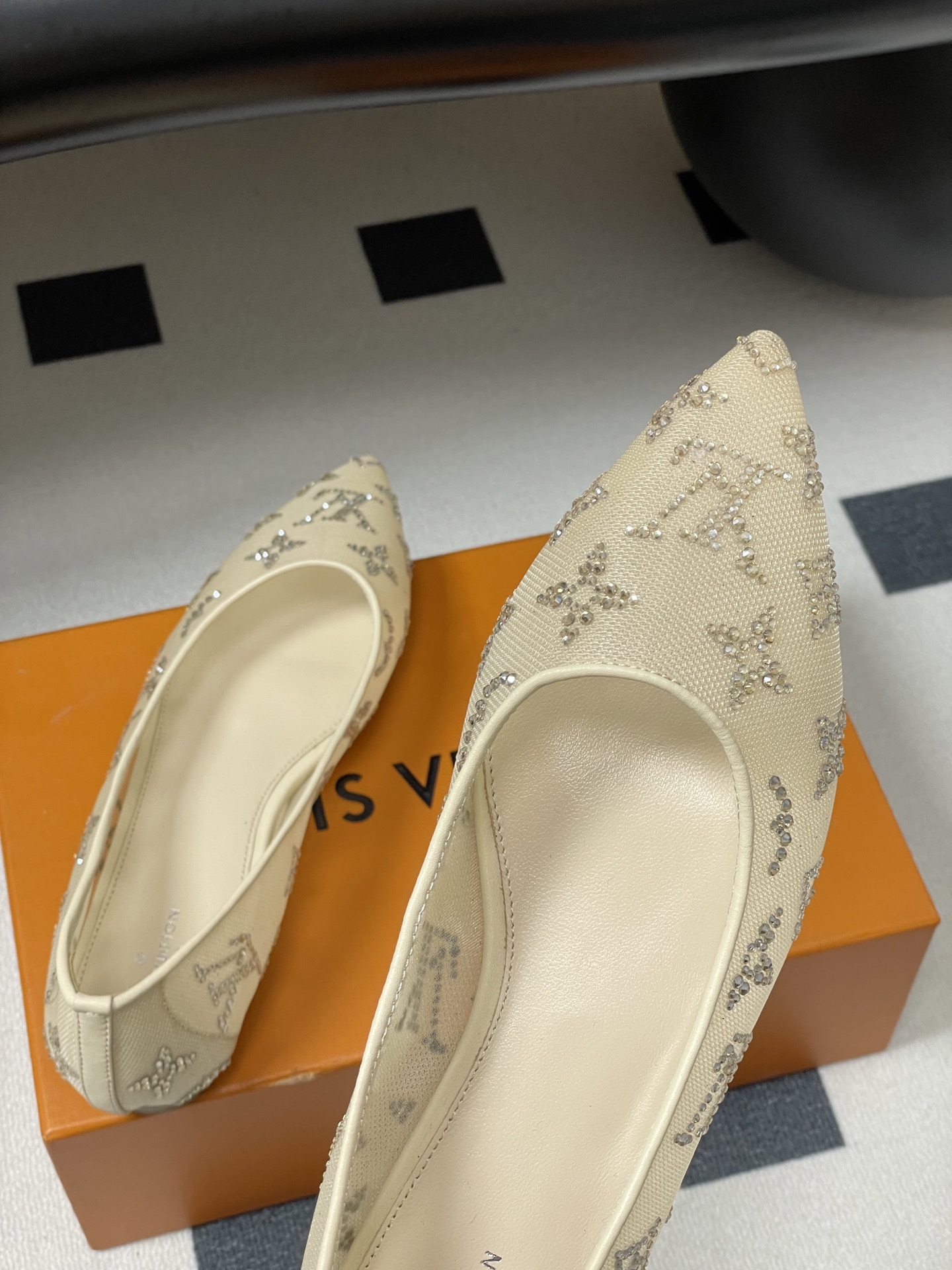 “Louis Vuitton Summer Shoes: Net-Covered Fairy Soles for Comfort and Elegance” - 图片 9
