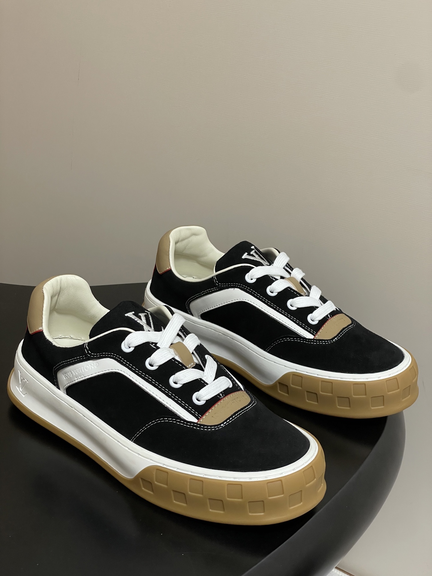 NO:443349,- 25Ss early autumn catwalk new Louis vuiteeon LV Tilted series thick-soled casual sneakers 26 spring and summer men's catwalk Tilted sneakers shine with classic chessboard texture sole tongue LV oblique irregular logo upper top layer cow back velvet inner original customized breathable net sole original open mold TPU two-color outsole sole thickness 4CM size men's 39-45, casual shoes/sports shoes, louis vuitton, louis vuitton, sneakers19860909- 25Ss早秋走秀新款Louis vuiteeon LV Tilted系列 厚底休闲运动鞋 26春夏男士走秀款Tilted 运动鞋 大放异彩 采用经典棋盘格纹理鞋底 鞋舌LV 斜倒不规则logo 鞋面头层牛反绒 内里原版定制透气网里 鞋底原版开模TPU双色大底 底厚4CM 码数男款39-45,休闲鞋/运动鞋,louis vuitton,louis vuitton,sneakers,Women's Shoes