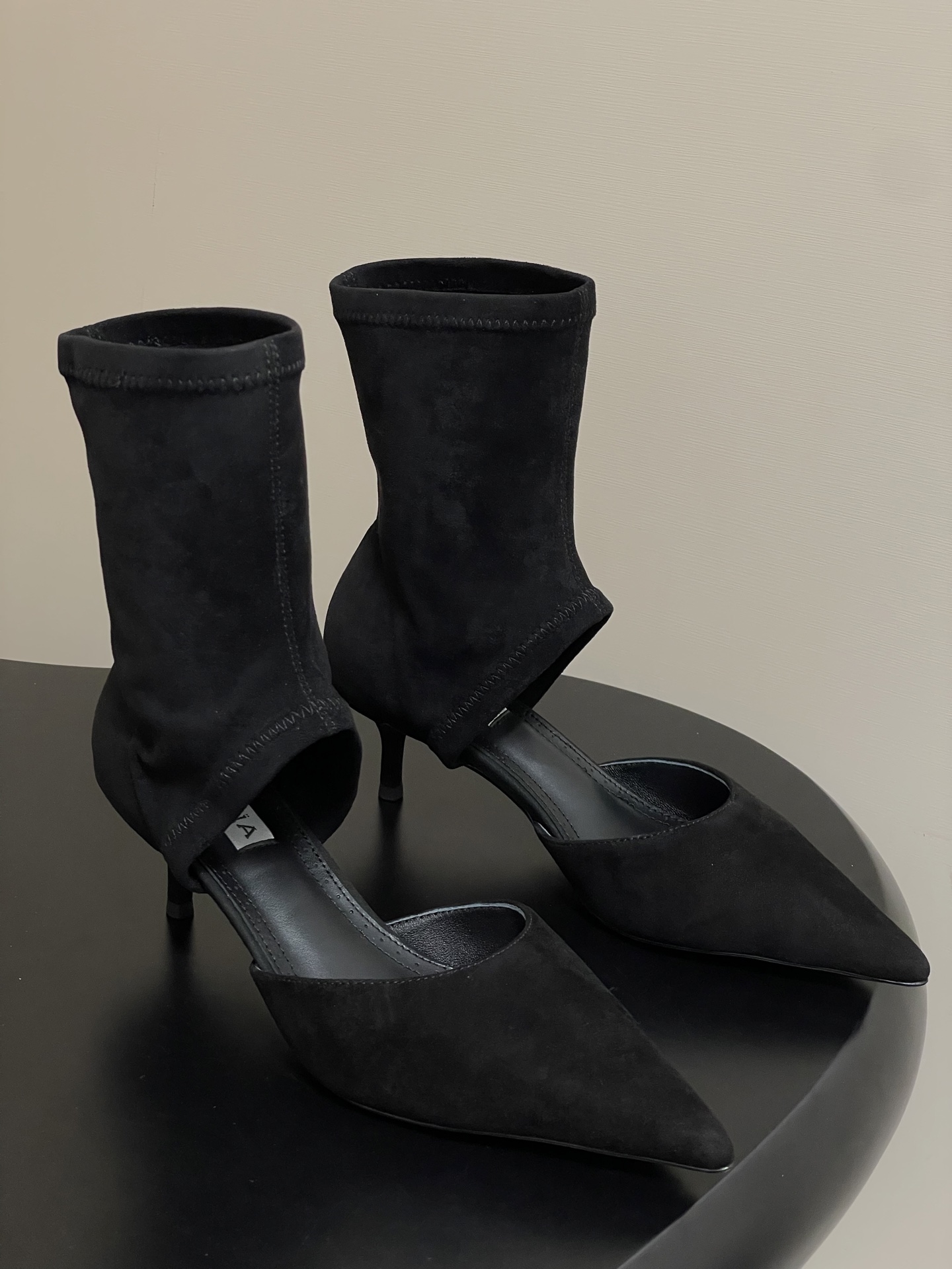 NO:443311,- 2025 early autumn new ALAIA Stretch suede leather short boots Pointed toe hollow individual hollow thin heel ankle boots This pointed ankle boots adopt a geometric hollow skin-exposed design, paired with 55mm heels, which lengthens the leg lines and lengthens the proportions; made of elastic suede goatskin, easily creates a modern style. Leg long cheating artifact - physically extends the leg lines with slim legs. Black boots visually slim legs and double buffs are folded to make the legs longer steal 5cm more. Make a charming picture woman with delicate uppers, delicate sheep skin, inner foot pad sheepskin sole Italian leather outsole Heel height 5.5cm Size 35-39 (40.41.42.43 Customized non-return and exchange), boots, alaia, boots, sheepskin, sheep, Leather soles19860909- 2025早秋新款ALAIA阿莱亚 弹力绒面皮短靴 尖头中空个性镂空细跟踝靴 该款尖头踝靴,采用几何镂空露肤设计,搭配55毫米鞋跟,更加拉长腿部线条比例; 弹力绒面皮山羊皮制成,轻松打造摩登型格. 腿长作弊神器——心细高跟物理延长腿部线条 黑色系靴筒视觉瘦腿双buff叠满让腿长多偷5cm 做魅力圖女人 鞋面细腻羊猄皮 内里垫脚羊皮 鞋底意大利真皮大底 跟高5.5cm 码数35-39（40.41.42.43定做不退换）,靴子,alaia,boots,sheepskin,sheep,Leather soles,Women's Shoes