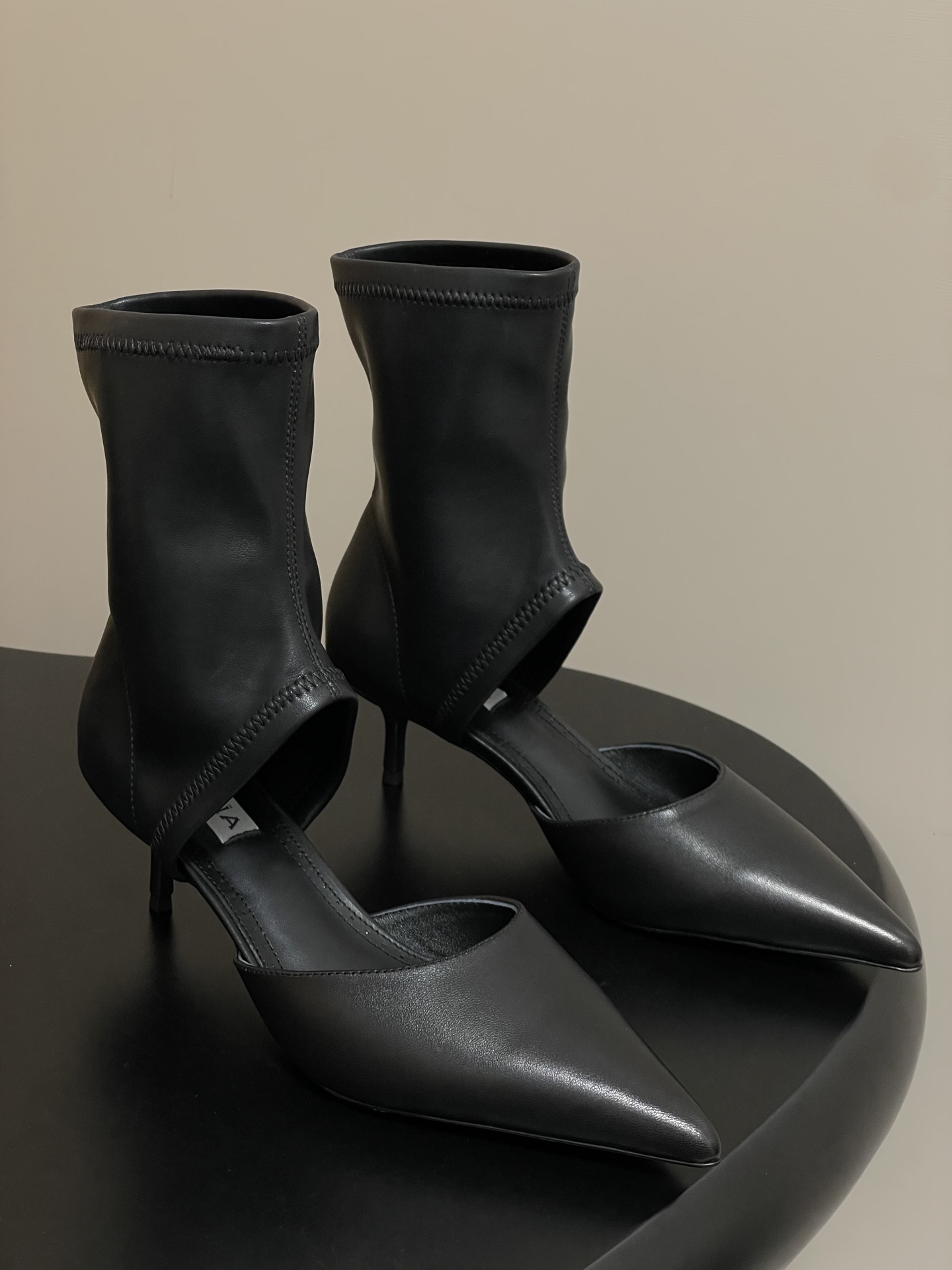 NO:443318,- 2025 early autumn new ALAIA Stretch suede leather short boots Pointed toe hollow individual hollow thin heel ankle boots This pointed ankle boots adopt a geometric hollow skin-exposed design, paired with 55mm heels, which lengthens the leg lines and lengthens the proportions; made of elastic suede goatskin, easily creates a modern style. Leg long cheating artifact - physically extends the leg lines with slim legs. Black boots visually slim legs and double buffs are folded to make the legs longer steal 5cm more. Make a charming picture woman with delicate uppers/cowhide inner foot pad sheepskin sole Italian leather outsole heel height 5.5cm size 35-39 (40.41.42.43 custom-made non-return and exchange), boots, alaia, boots, cowhide, sheepskin, sheep, Leather soles19860909- 2025早秋新款ALAIA阿莱亚 弹力绒面皮短靴 尖头中空个性镂空细跟踝靴 该款尖头踝靴,采用几何镂空露肤设计,搭配55毫米鞋跟,更加拉长腿部线条比例; 弹力绒面皮山羊皮制成,轻松打造摩登型格. 腿长作弊神器——心细高跟物理延长腿部线条 黑色系靴筒视觉瘦腿双buff叠满让腿长多偷5cm 做魅力圖女人 鞋面细腻羊猄皮/牛皮 内里垫脚羊皮 鞋底意大利真皮大底 跟高5.5cm 码数35-39（40.41.42.43定做不退换）,靴子,alaia,boots,cowhide,sheepskin,sheep,Leather soles,Women's Shoes