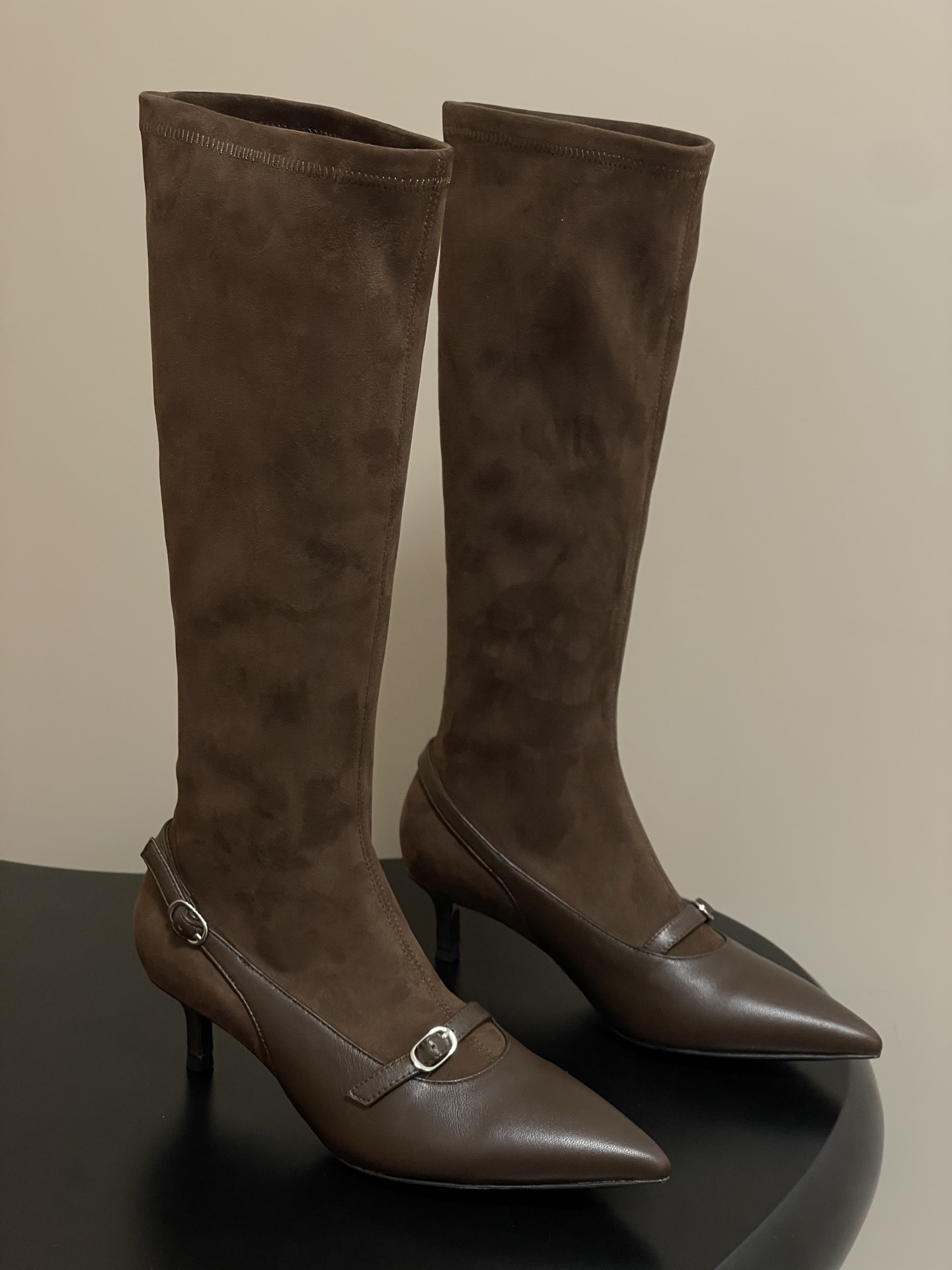 NO:443312,- 2025 early autumn new Magda Butrym elastic boots buckle kitten heel boots This pair of boots presents an elegant and personal style, combining the exquisiteness of fashion boots with a certain fashion pioneering nature, suitable for matching with a variety of styles of clothing, from simple daily wear to personal dinner styles. Stretch suede material, this material not only fits the leg lines, but also modifies the leg shape well, making the legs look longer and smoother, but also the suede material has a high-end matte texture, adding to the luxury and retro atmosphere of the boots. The height of the boot barrel belongs to the range of medium and high barrels, can cover the calf part, and has a certain tolerance and modification effect on the calf lines. Upper sheepskin/customized elastic suede inner foot pad sheepskin sole Italian leather outsole heel height 5cm  Number of codes 35-39 (40.41 custom made without return), boots, boots, sheepskin, chamois leather, Leather soles19860909- 2025早秋新款Magda Butrym 弹力靴搭扣小猫跟长靴 这双长靴呈现出优雅又不失个性的风格,结合了时装靴的精致感与一定的时尚先锋性,适合搭配多种风格的服装,从简约的日常装到个性的晚宴造型都能适配. 弹力绒面材质,这种材质不仅贴合腿部线条,能很好地修饰腿型,让腿部看起来更修长流畅,而且绒面材质自带一种高级的哑光质感,增添了靴子的奢华感与复古氛围.靴筒的高度属于中高筒范围,能够覆盖到小腿部分,对小腿线条有一定的包容和修饰作用. 鞋面羊皮/定制弹力麂皮绒 内里垫脚羊皮 鞋底意大利真皮大底 跟高5cm 码数35-39（40.41定做不退换）,靴子,boots,sheepskin,chamois leather,Leather soles,Women's Shoes